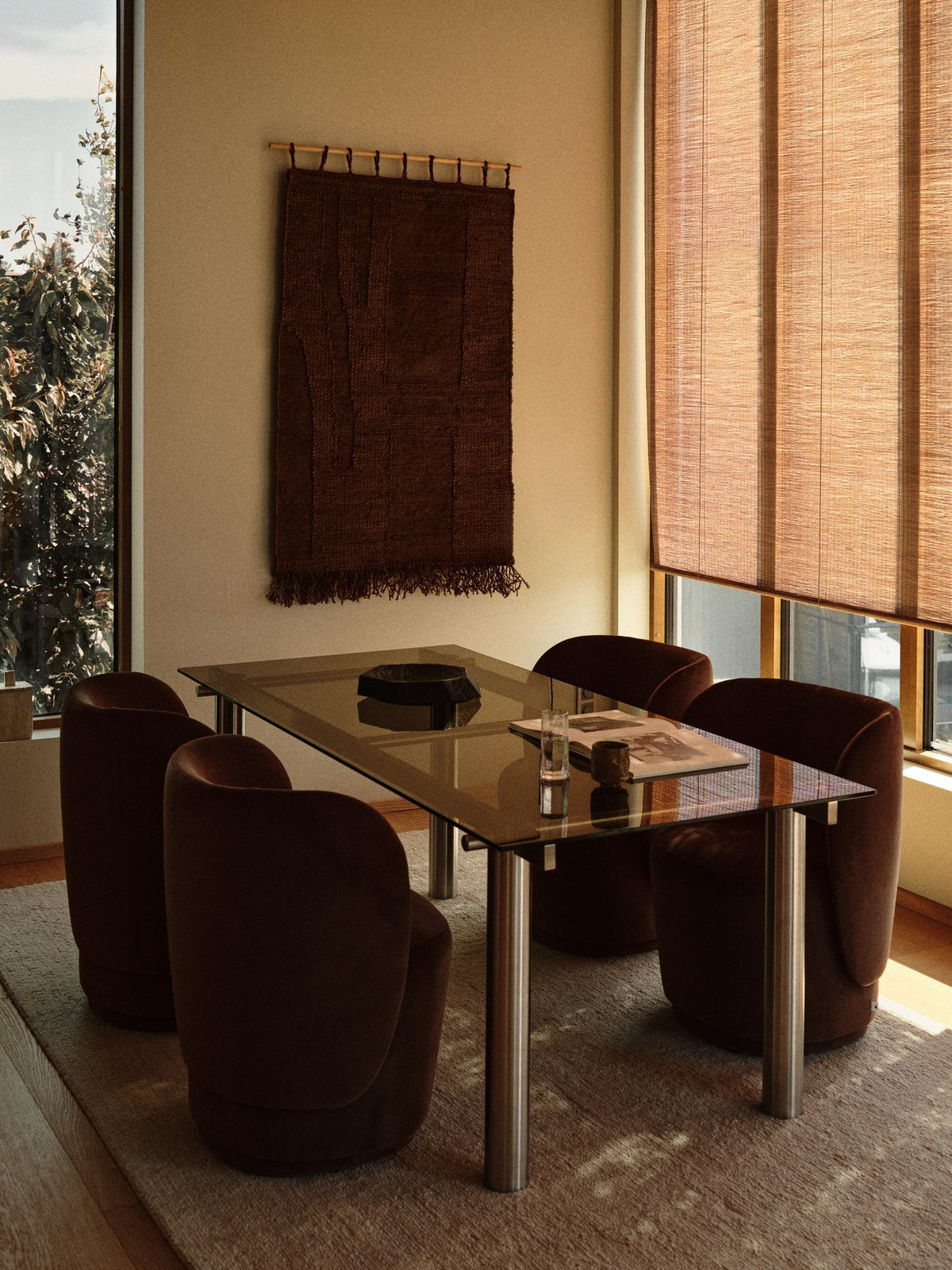 Esstisch Atura von Ferm Living mit Gestell aus gebürstetem Edelstahl und rechteckiger Tischplatte aus dunkel getöntem Glas, Masse 200 x 90 cm.