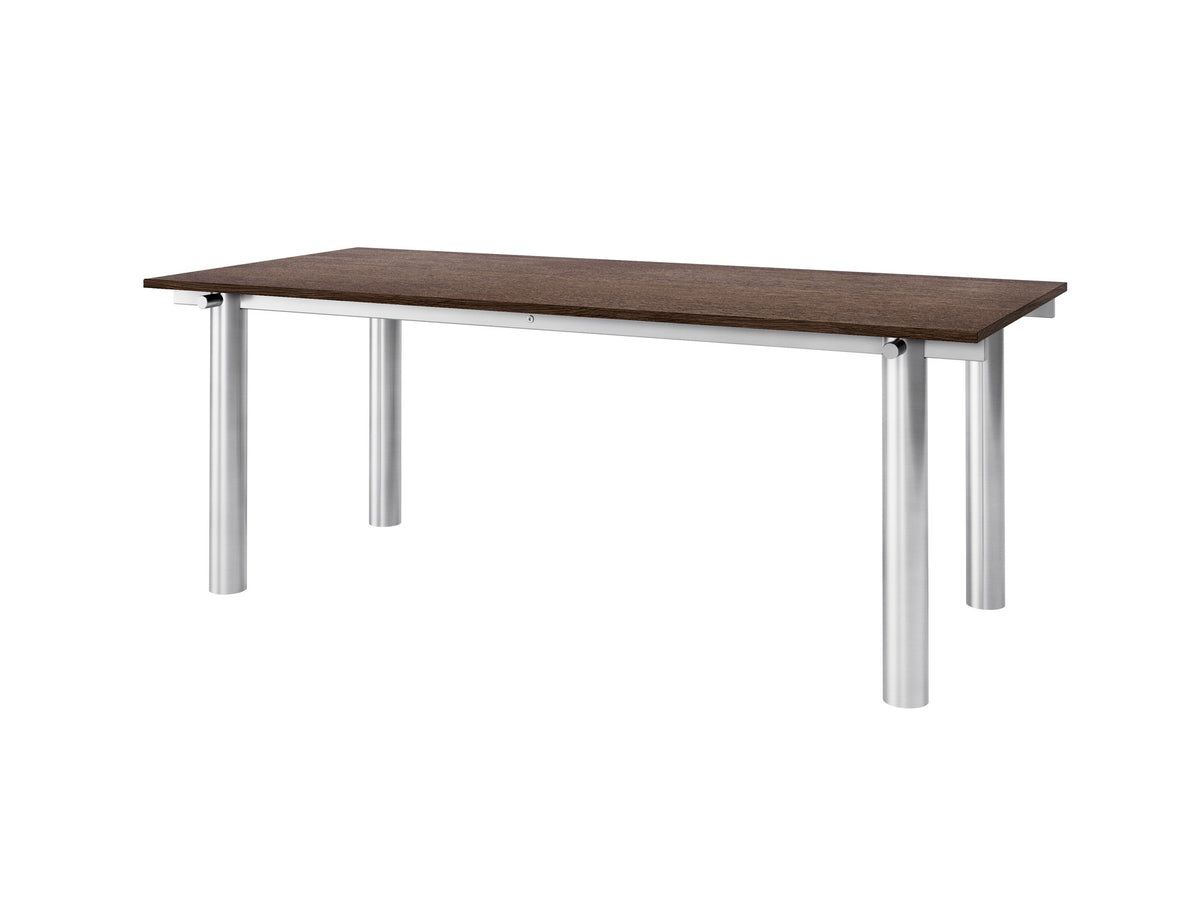 Esstisch Atura von Ferm Living mit Tischplatte aus dunkel gebeiztem Eichenfurnier und Gestell aus gebürstetem Edelstahl, Grösse 200 x 90 cm.