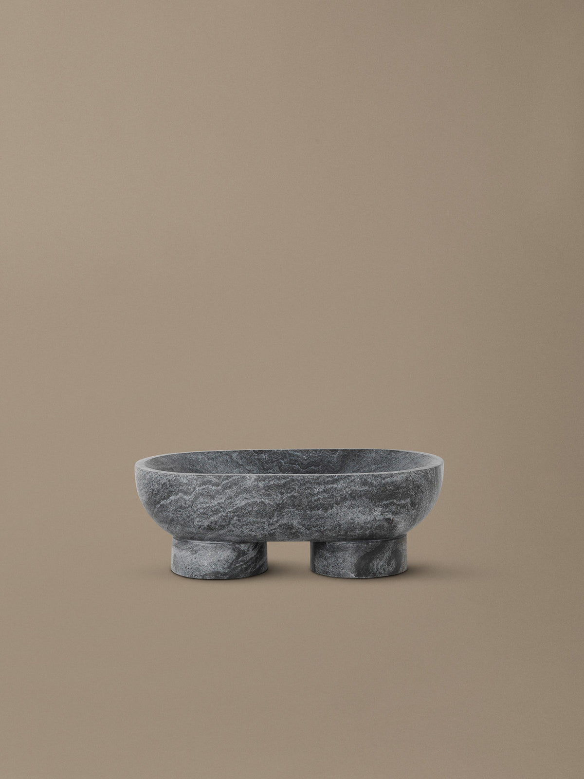 Alza Schale in Schwarz präsentiert im Onlineshop von KAQTU Design AG. Schalen ist von Ferm Living