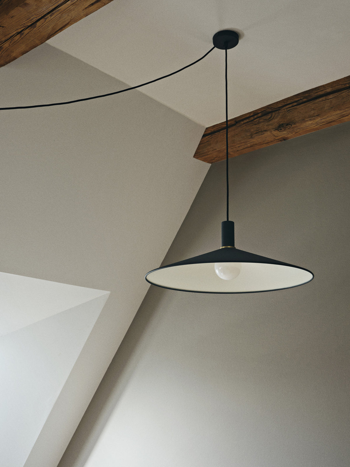 Collect Pendellampe tief in Schwarz präsentiert im Onlineshop von KAQTU Design AG. Pendelleuchte ist von Ferm Living
