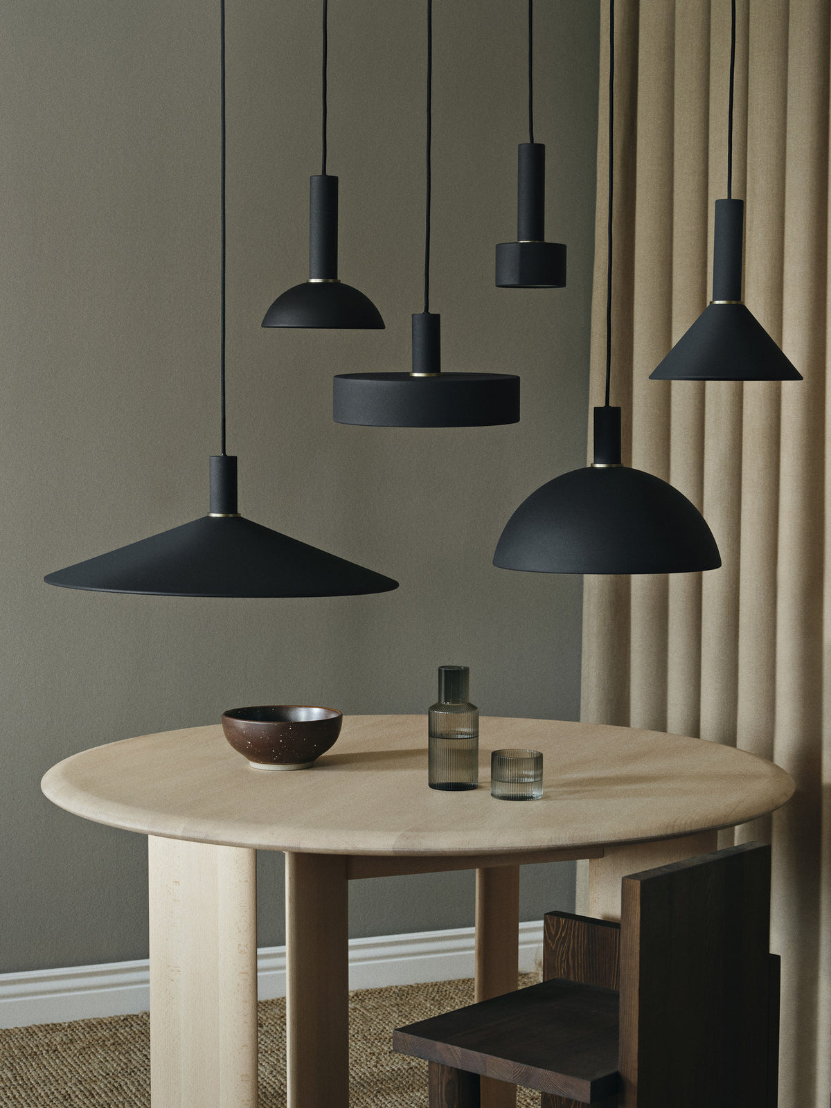 Collect Pendellampe hoch in Schwarz präsentiert im Onlineshop von KAQTU Design AG. Pendelleuchte ist von Ferm Living
