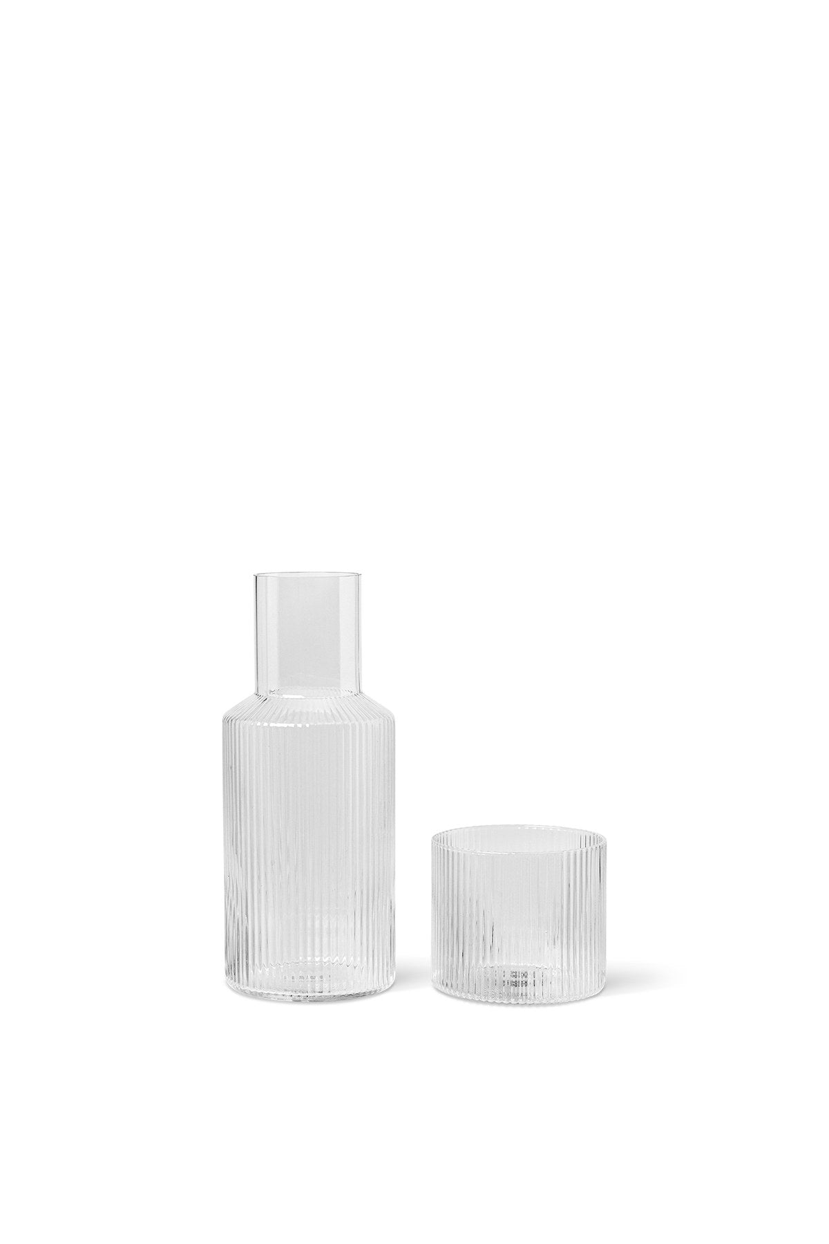 Ripple Karaffeset klein in Klar präsentiert im Onlineshop von KAQTU Design AG. Karaffe ist von Ferm Living