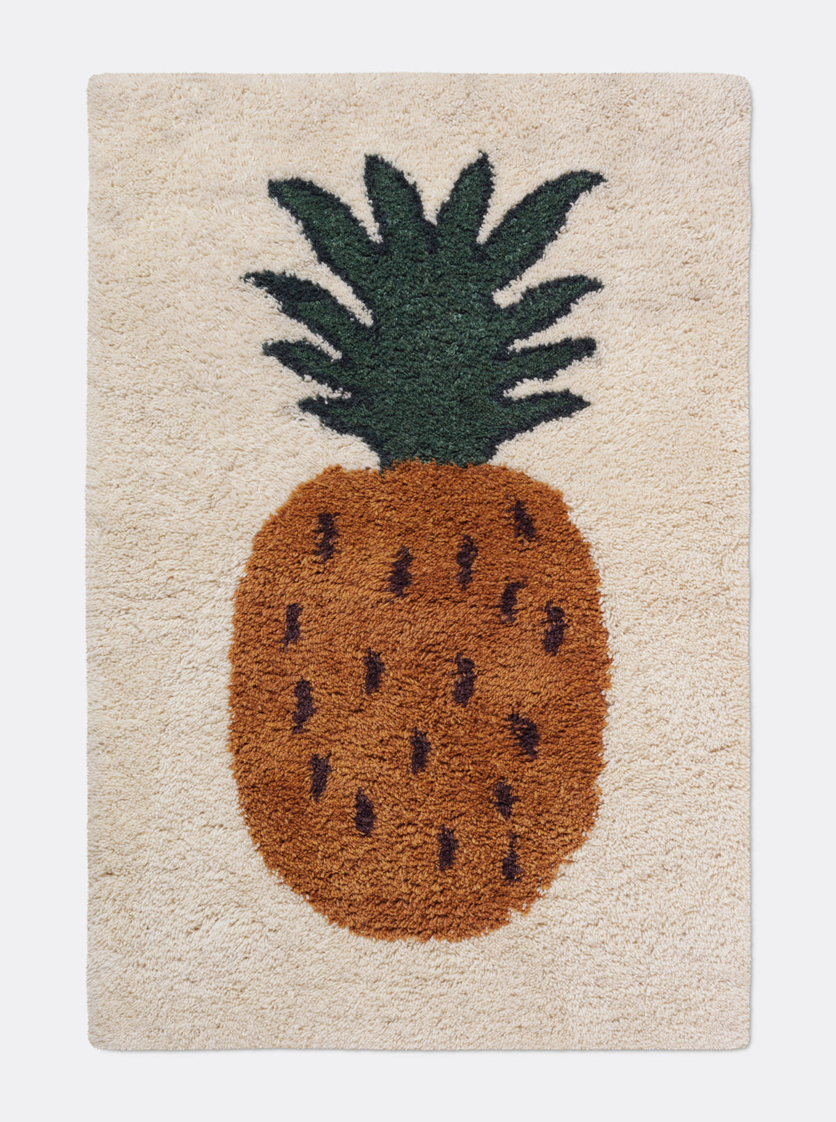 Fruiticana Tuftteppich von Ferm Living, mehrfarbig mit Ananasmotiv, Vorderseite aus getufteter neuseeländischer Wolle, Rückseite aus Baumwolle, rechteckige Form