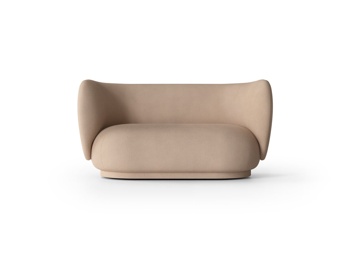 Rico 2er Sofa von Ferm Living mit runder Form, weichen Konturen und Stoffbezug