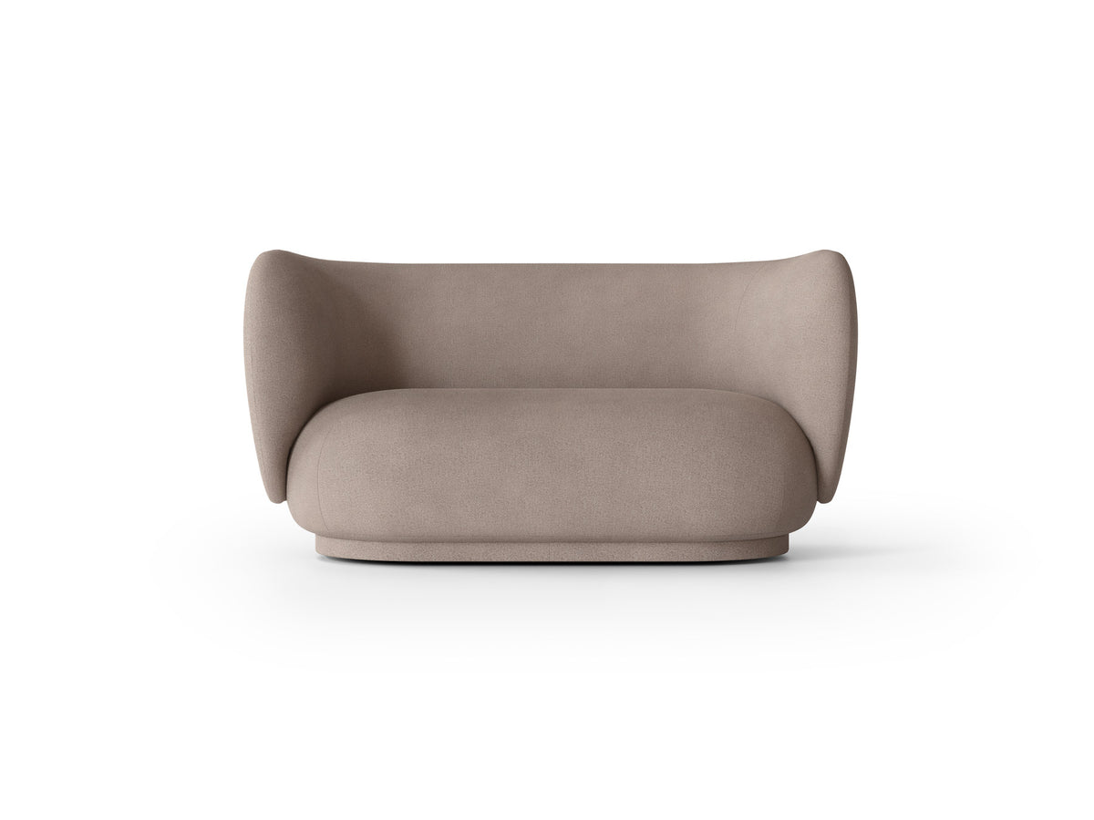 Rico 2er Sofa von Ferm Living mit runder Form, weichen Konturen und Stoffbezug