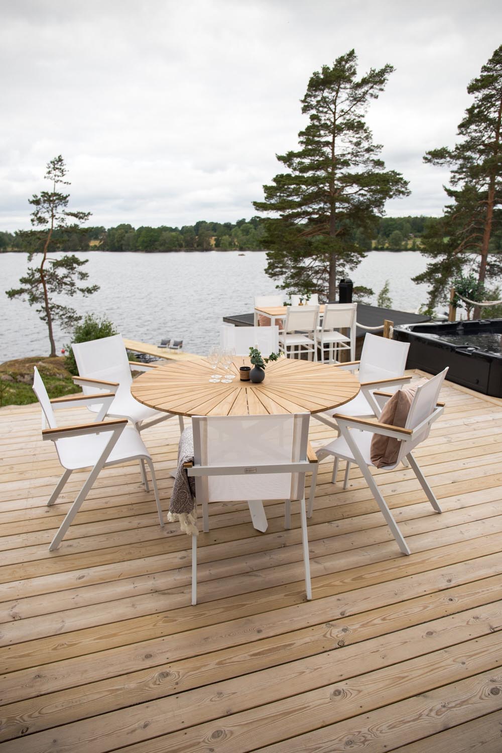 Mexiko Outdoor-Tischset ⌀140cm/6St. in Weiss präsentiert im Onlineshop von KAQTU Design AG. Gartentischset ist von Venture Home