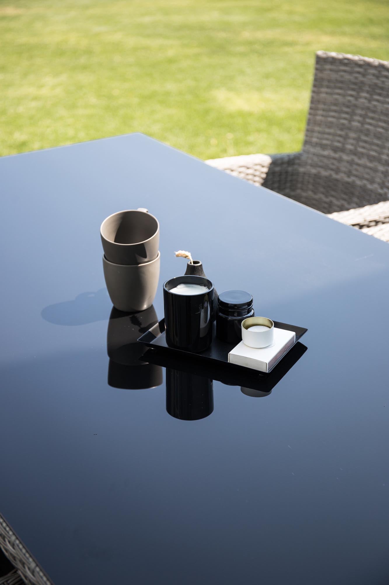 Gestalten Sie Ihren Außenbereich mit dem Padova Outdoor-Tischset + Malin 200cm/6St. von Venture Home – perfekt für unvergessliche Momente im Freien.