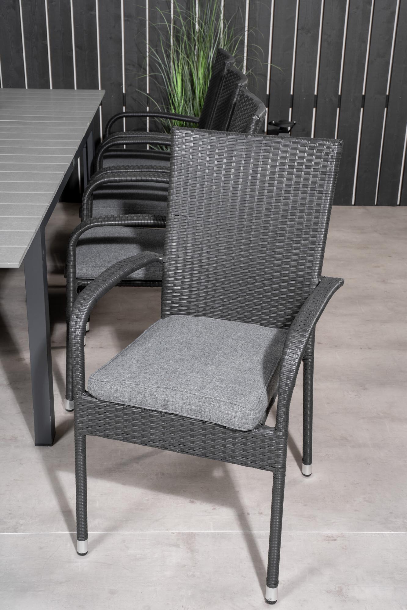 Levels Outdoor-Tischset ausziehbar + Anna 160cm/8St. in Schwarz präsentiert im Onlineshop von KAQTU Design AG. Gartentischset ist von Venture Home