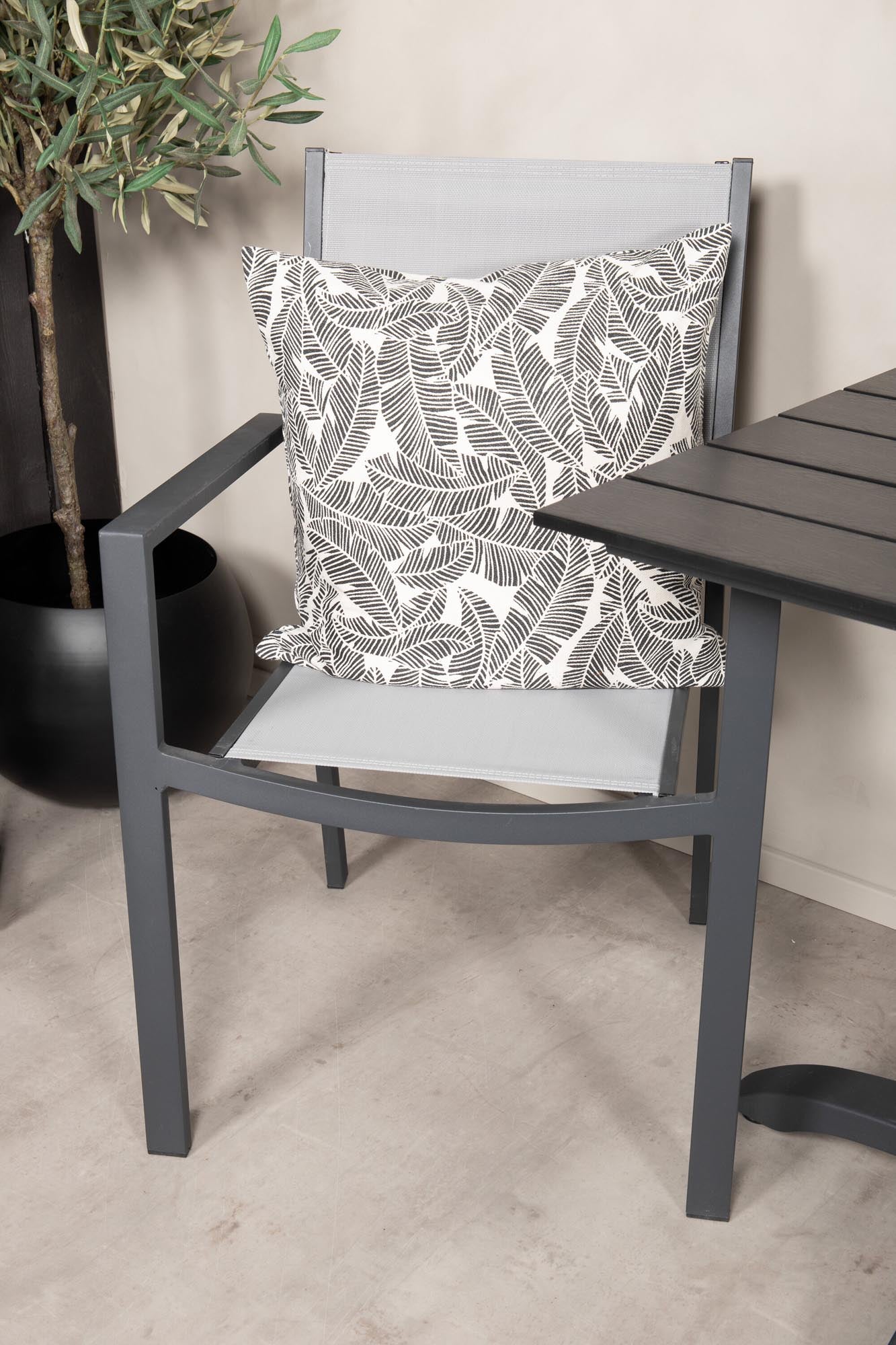 Colorado - Café-Tisch - 70*70 - Matt Schwarz / Schwarzes Aintwood+Copacabana Armstuhl in 0/0 präsentiert im Onlineshop von KAQTU Design AG. Gartentischset ist von Venture Home