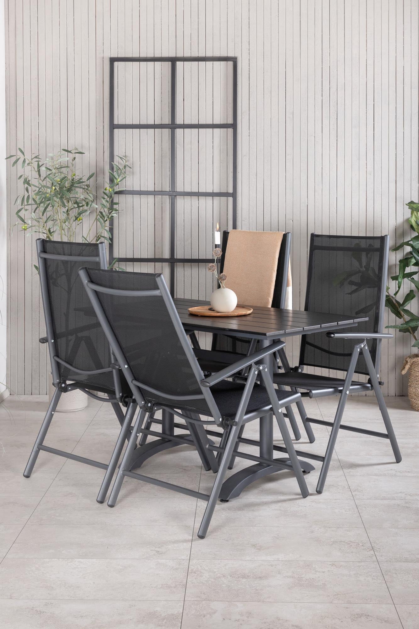 Stilvolles Denver Outdoor-Tischset von Venture Home: Robustes Aintwood, elegantes Design, wetterbeständig, ideal für gesellige Abende.