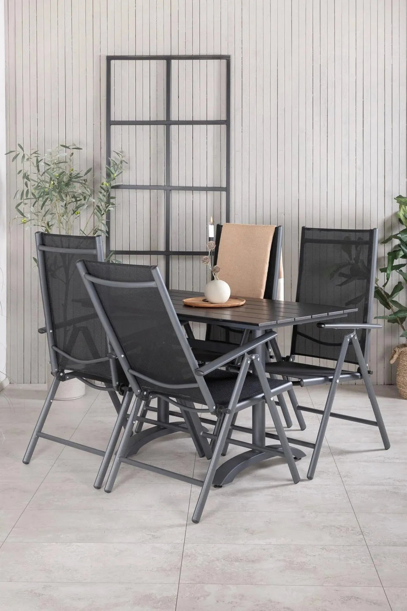 Stilvolles Denver Outdoor-Tischset von Venture Home: Robustes Aintwood, elegantes Design, wetterbeständig, ideal für gesellige Abende.