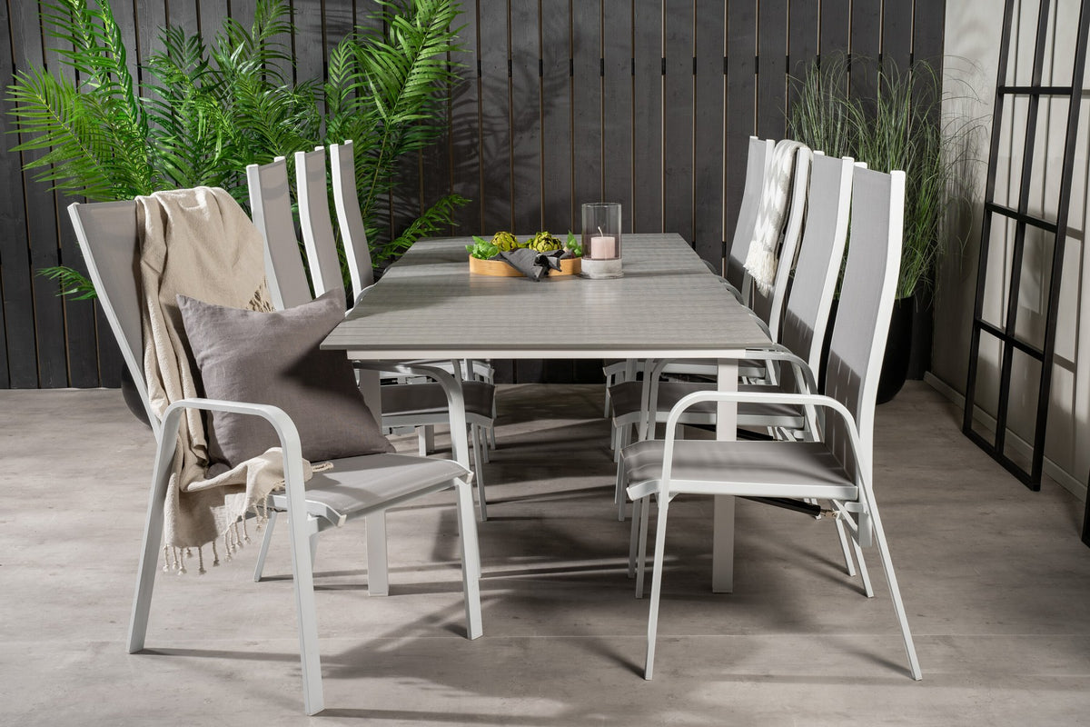 Graues Gartentischset aus Aintwood und Aluminium mit ausziehbarer Tischplatte und sechs klappbaren, pulverbeschichteten Stühlen im Aussenbereich.