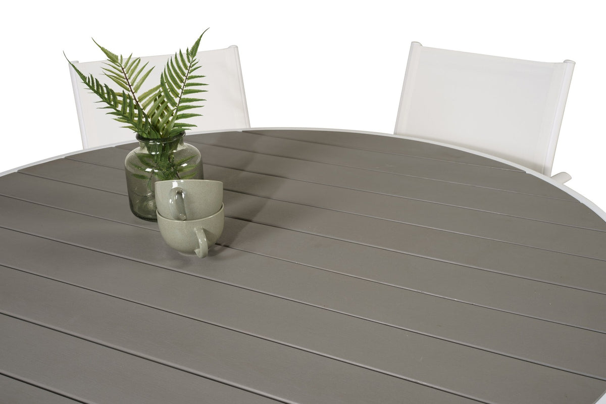 Runder Gartentisch mit grauer Aintwood-Tischplatte und Aluminiumbeinen, umgeben von vier weissen Stühlen Santorini mit pulverbeschichteter Oberfläche.