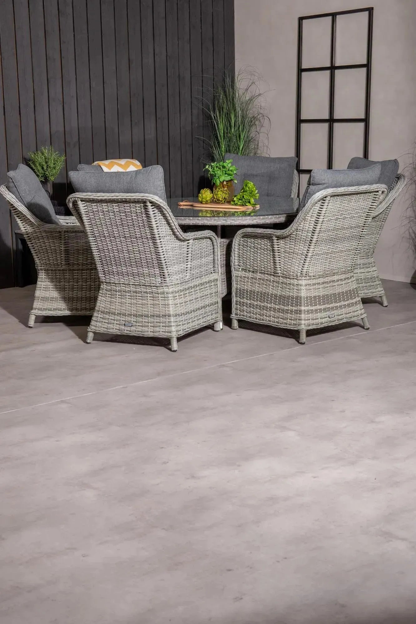 Elegantes Volta Outdoor-Tischset: 150cm Tisch & 6 Vikelund Sessel, wetterfest, ideal für Garten & Balkon.