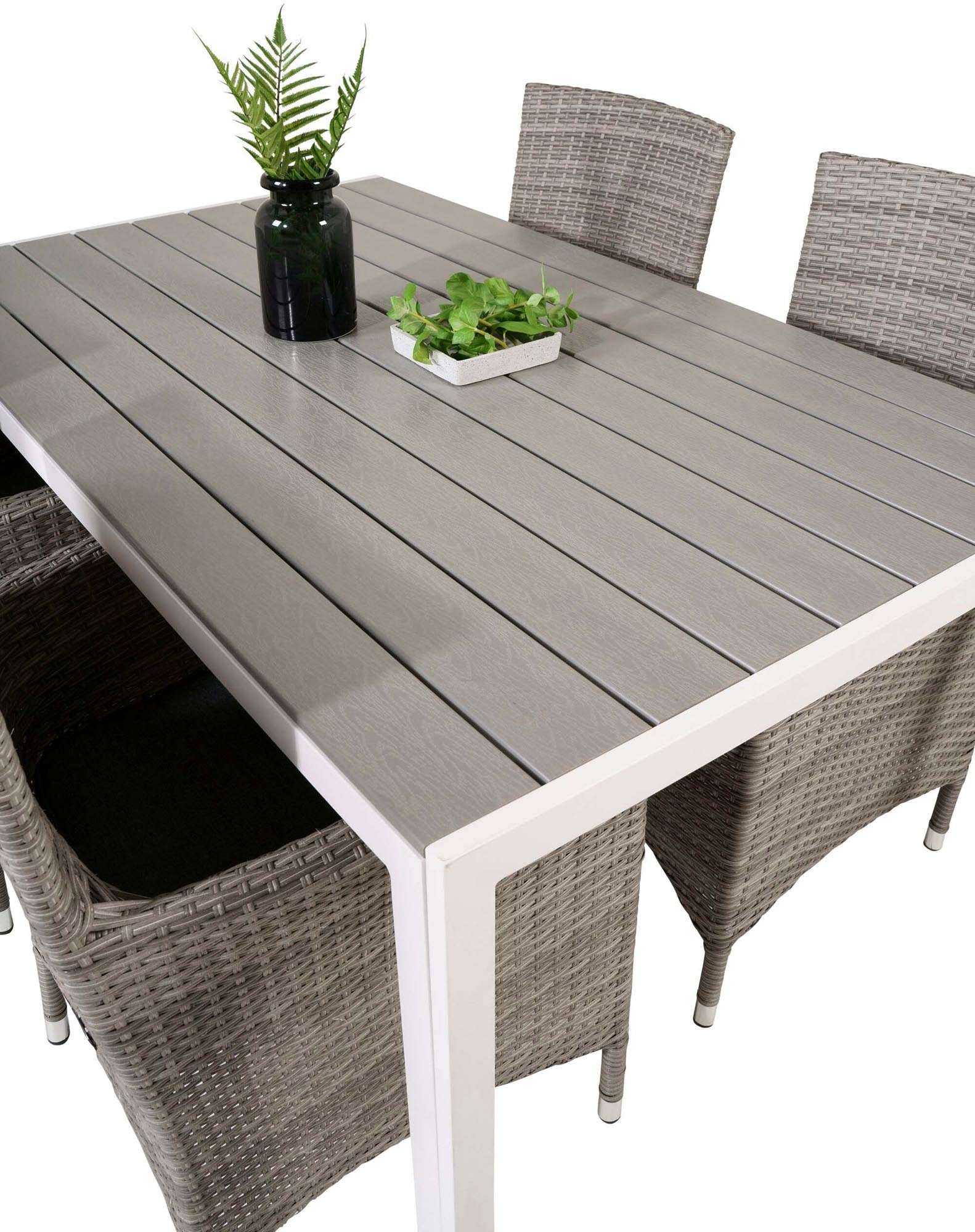 Verwandeln Sie Ihre Terrasse mit dem Break Outdoor-Tischset + Malin 150cm/4St. von Venture Home in eine stilvolle Oase. Wetterfest, bequem und perfekt für gesellige Momente!