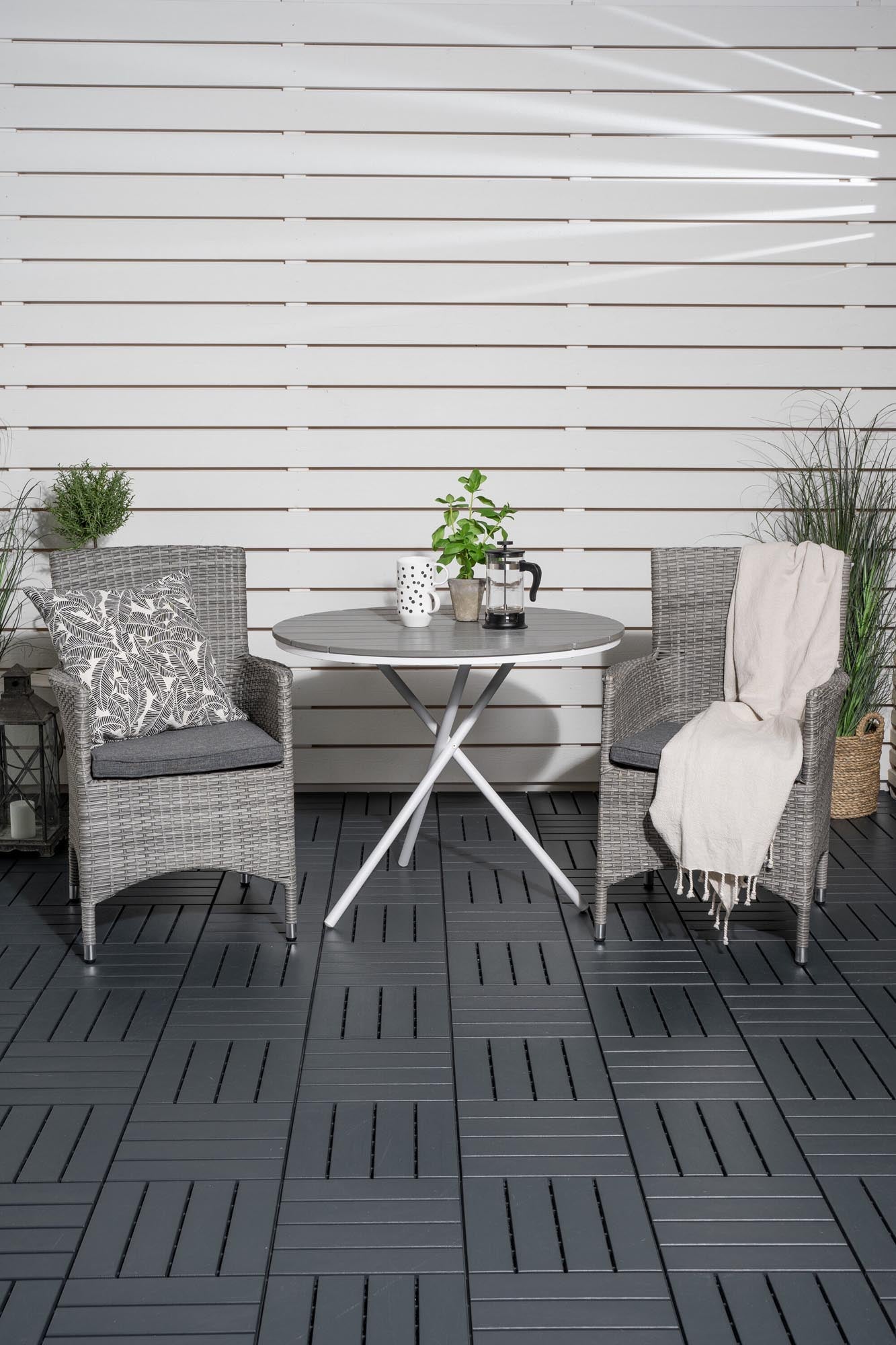 Entdecken Sie das Parma Outdoor-Tischset von Venture Home: Ein runder 90 cm Tisch und 2 bequeme Malin Stühle, ideal für entspannte Stunden im Freien.