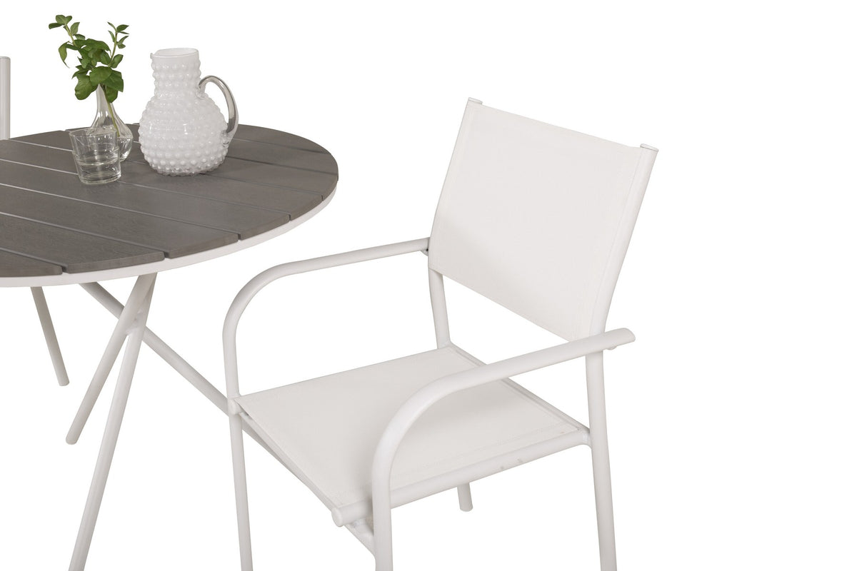 Zwei stapelbare Aussenstühle aus Aluminium und Textilene in Weiss/Grau neben rundem Café-Tisch ⌀90 cm aus Aluminium und Aintwood, Gartentischset.