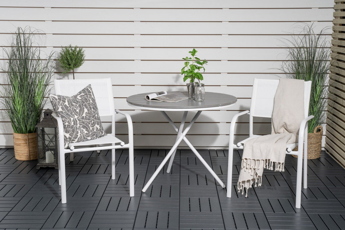 Zwei stapelbare Aussenstühle aus Aluminium und Textilene in Weiss/Grau neben rundem Café-Tisch ⌀90 cm aus Aluminium und Aintwood, Gartentischset.