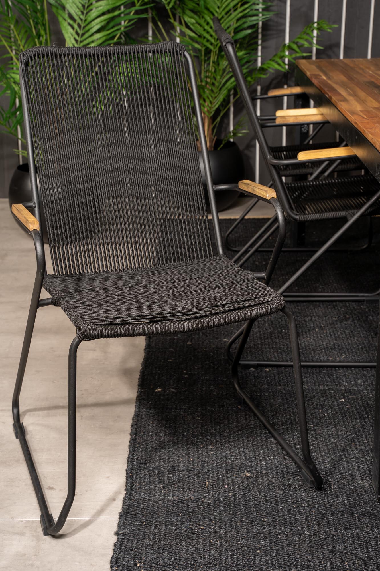 Bois Outdoor-Tischset mit Armlehne 205cm/6St. in Schwarz präsentiert im Onlineshop von KAQTU Design AG. Gartentischset ist von Venture Home