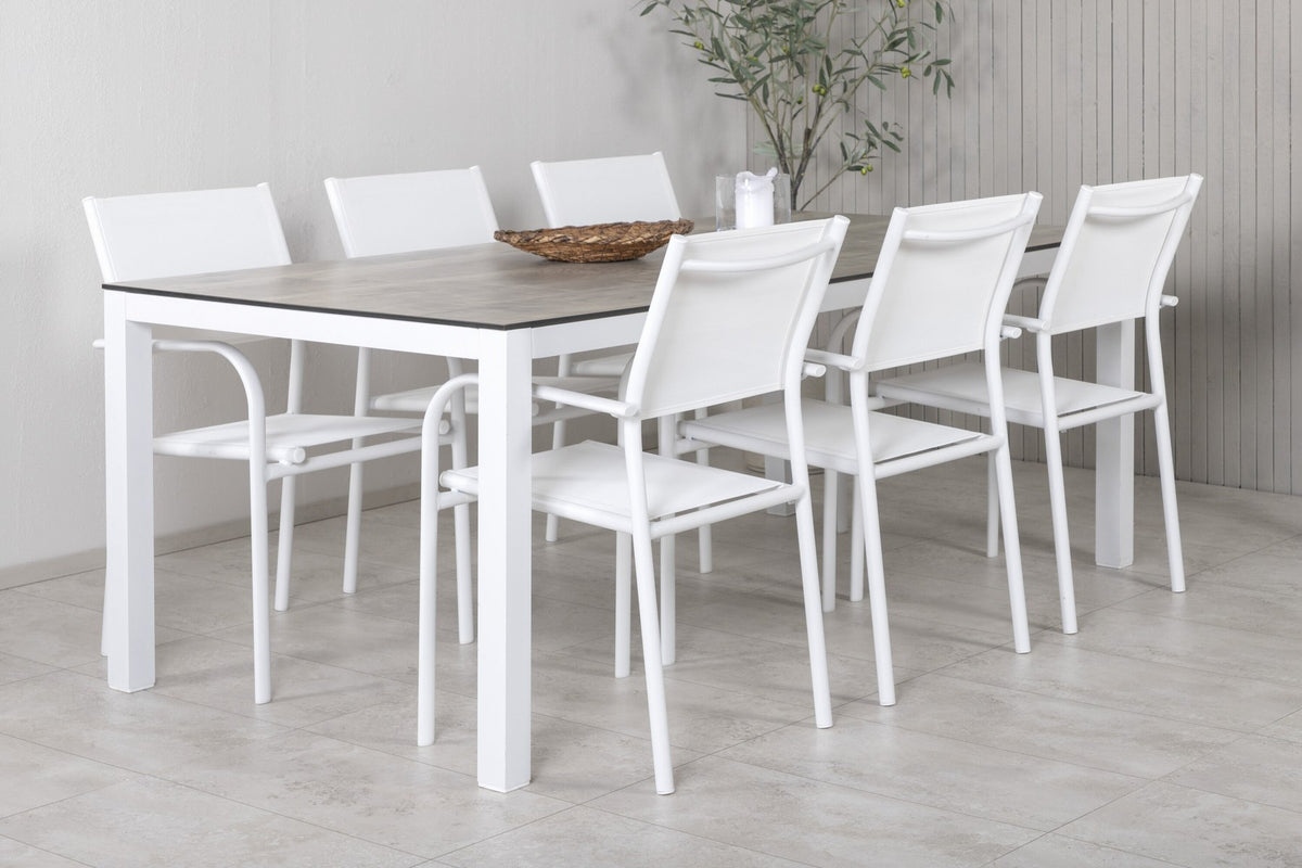 Zwei weisse Aluminium-Stühle mit Pulverbeschichtung und ein rechteckiger Esstisch mit grauer HPL-Tischplatte der Serie Santorini & Llama.