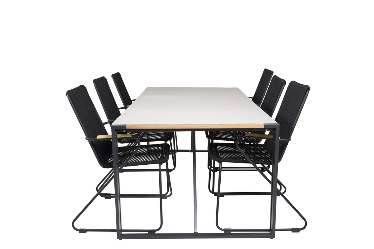 Zwei schwarze Esszimmerstühle aus Aluminium und Teakholz neben einem rechteckigen Esstisch mit Glas-Teak-Platte in Hellgrau.