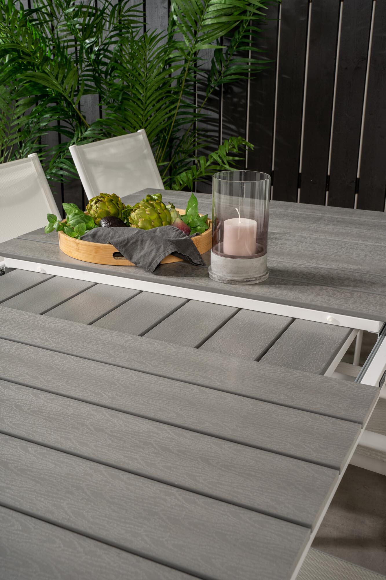 Elegantes, erweiterbares Tischset für stilvolle Outdoor-Dinner.