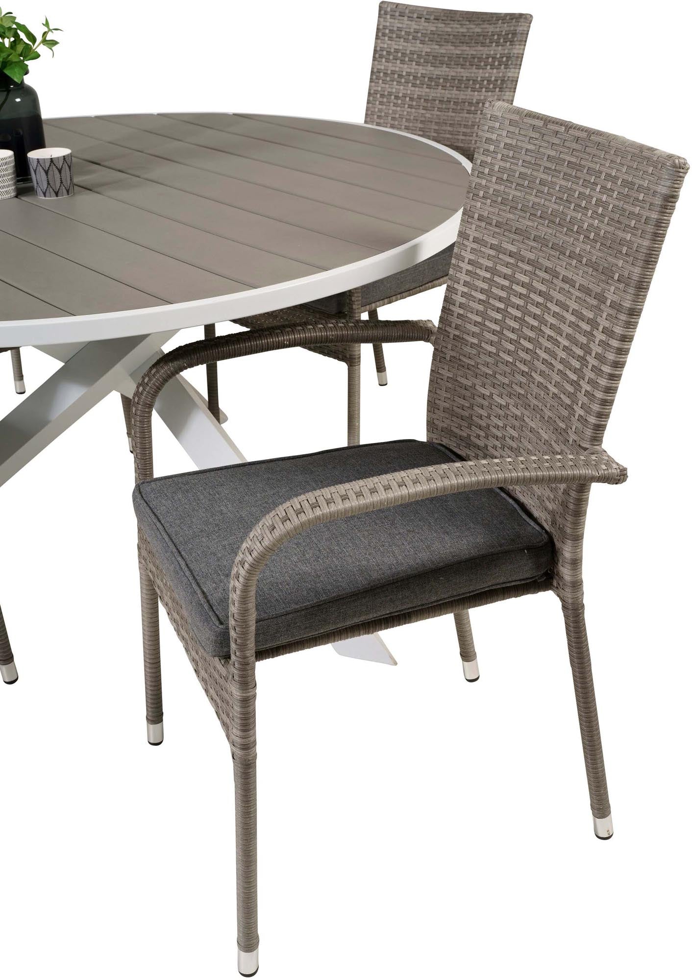 Elegantes Tischset mit Korbgeflecht: Komfort und Stil für Ihren Garten.
