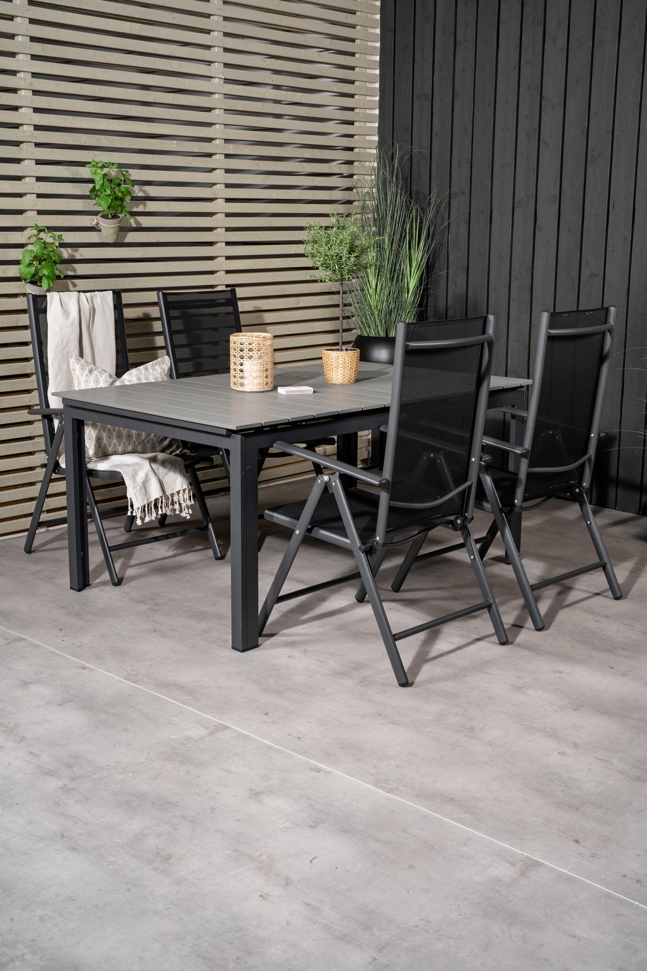 Elegantes, ausziehbares Gartentischset von Venture Home: Funktional, wetterfest, mit klappbaren Stühlen für stilvolle Outdoor-Momente.