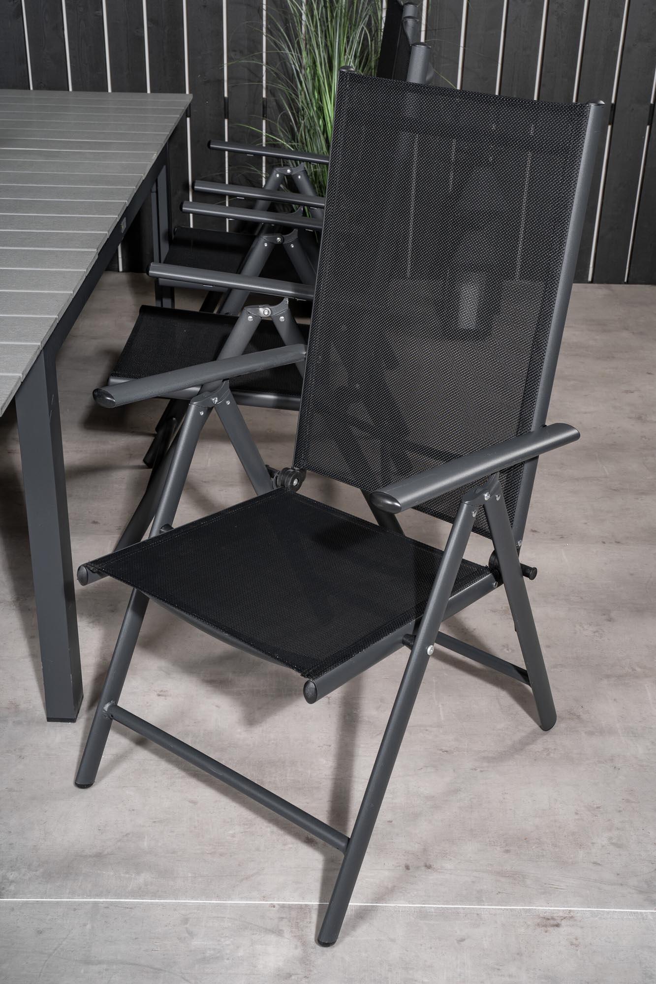 Levels Outdoor-Tischset ausziehbar + Break 160cm/6St. in Schwarz präsentiert im Onlineshop von KAQTU Design AG. Gartentischset ist von Venture Home