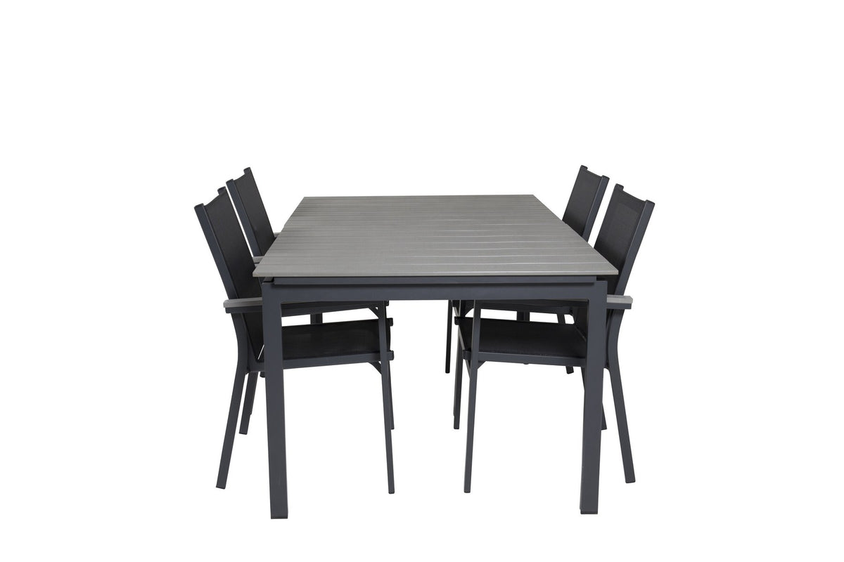 Rechteckiger Esstisch aus Aintwood mit Aluminiumgestell in Anthrazit, dazu zwei stapelbare Stühle mit pulverbeschichteter Oberfläche.
