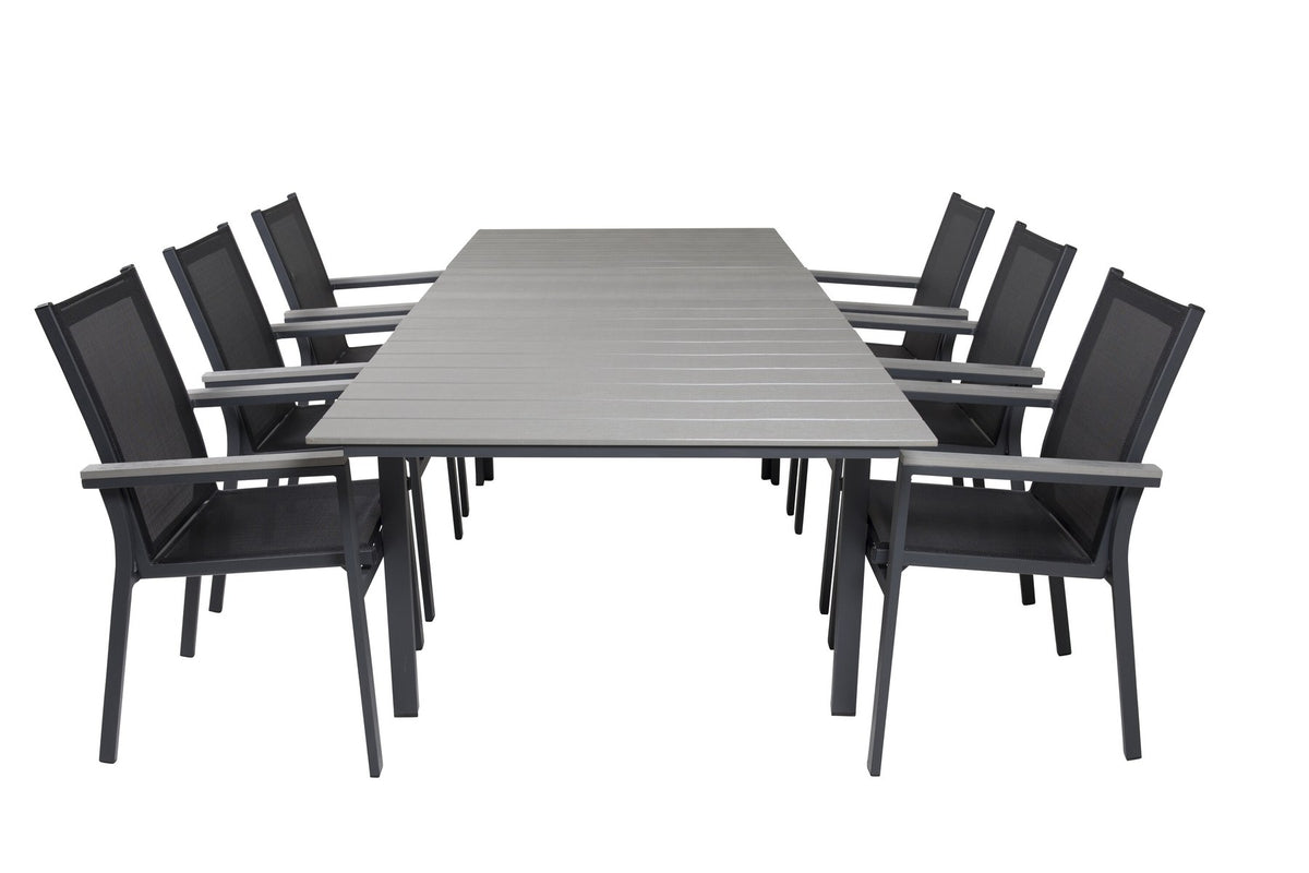 Rechteckiger Esstisch aus Aintwood mit Aluminiumgestell in Anthrazit, dazu zwei stapelbare Stühle mit pulverbeschichteter Oberfläche.