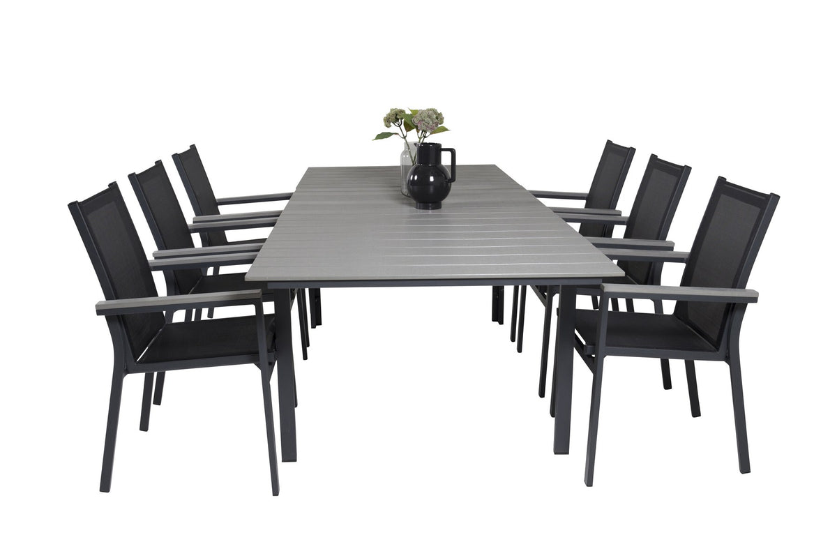 Rechteckiger Esstisch aus Aintwood mit Aluminiumgestell in Anthrazit, dazu zwei stapelbare Stühle mit pulverbeschichteter Oberfläche.