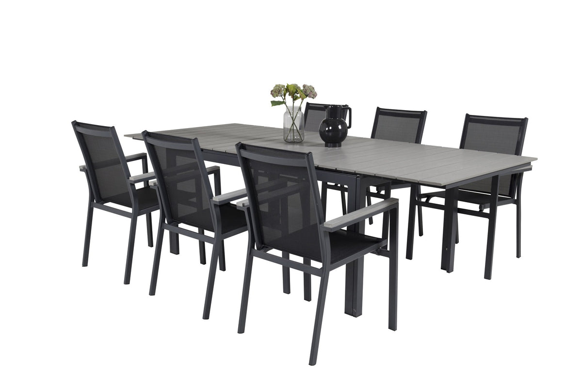Rechteckiger Esstisch aus Aintwood mit Aluminiumgestell in Anthrazit, dazu zwei stapelbare Stühle mit pulverbeschichteter Oberfläche.