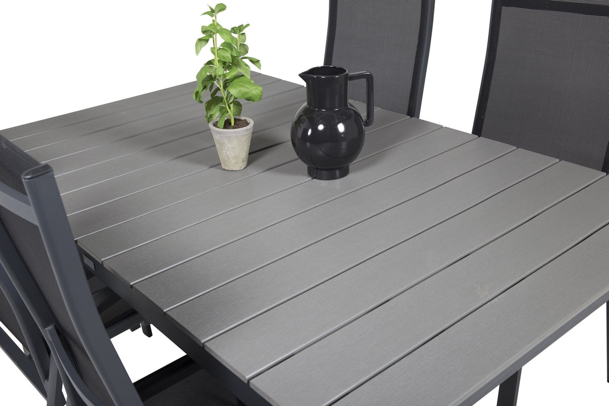 Schwarzer ausziehbarer Gartentisch Levels mit grauer Aintwood-Tischplatte und zwei stapelbaren Copacabana Sesseln aus Aluminium und Aintwood.