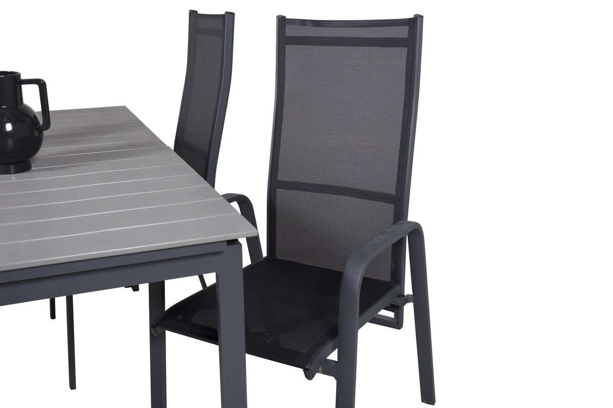 Schwarzer ausziehbarer Gartentisch Levels mit grauer Aintwood-Tischplatte und zwei stapelbaren Copacabana Sesseln aus Aluminium und Aintwood.