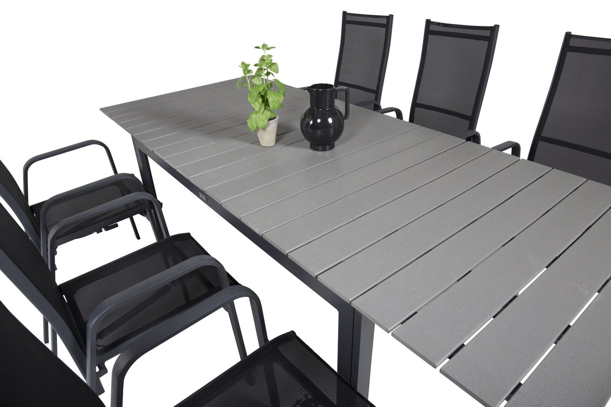 Schwarzer ausziehbarer Gartentisch Levels mit grauer Aintwood-Tischplatte und zwei stapelbaren Copacabana Sesseln aus Aluminium und Aintwood.