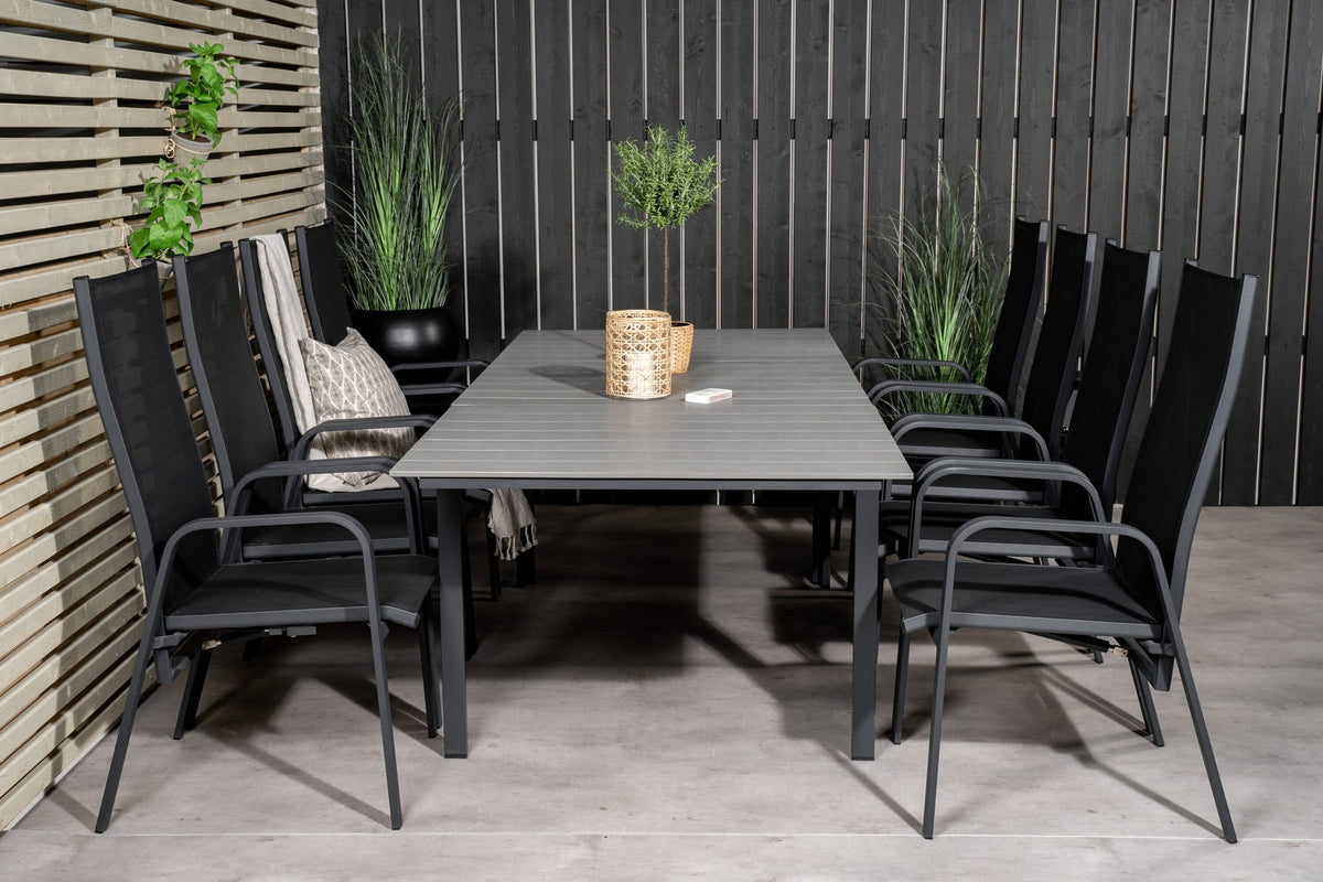 Schwarzer ausziehbarer Gartentisch Levels mit grauer Aintwood-Tischplatte und zwei stapelbaren Copacabana Sesseln aus Aluminium und Aintwood.