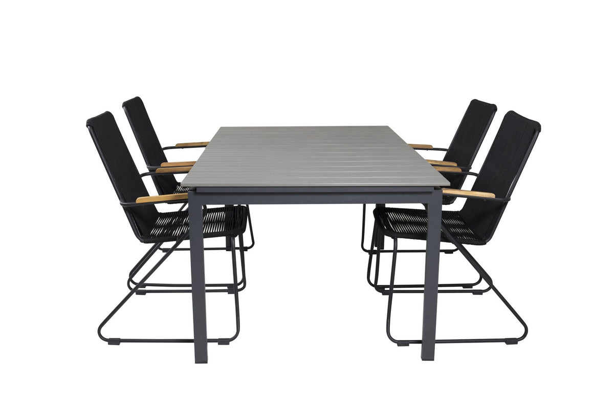 Schwarzer rechteckiger Gartentisch aus Aintwood und Aluminium mit grauer Tischplatte, dazu zwei schwarze Esszimmerstühle mit Pulverbeschichtung.