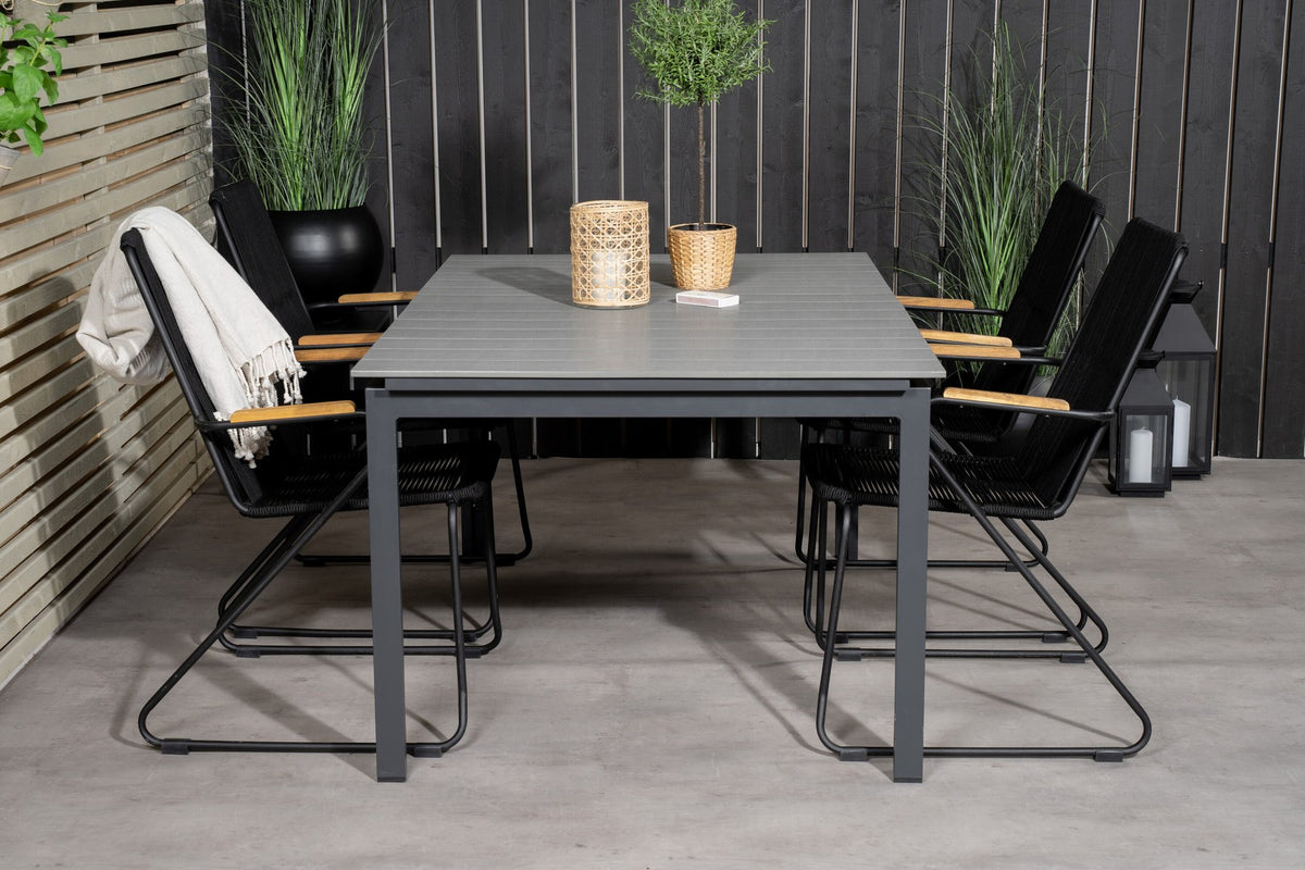 Schwarzer rechteckiger Gartentisch aus Aintwood und Aluminium mit grauer Tischplatte, dazu zwei schwarze Esszimmerstühle mit Pulverbeschichtung.
