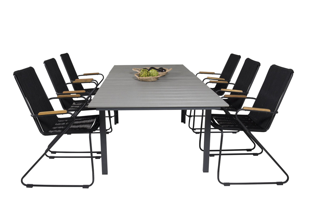 Schwarzer rechteckiger Gartentisch aus Aintwood und Aluminium mit grauer Tischplatte, dazu zwei schwarze Esszimmerstühle mit Pulverbeschichtung.