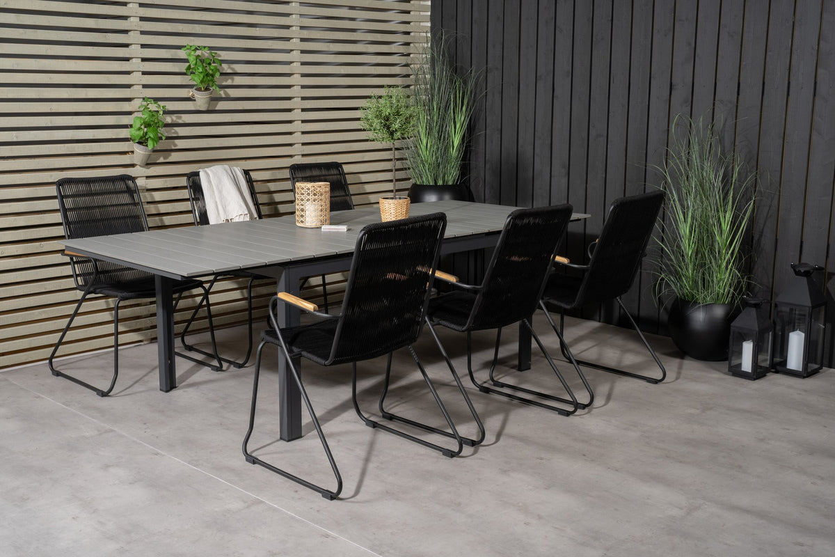 Schwarzer rechteckiger Gartentisch aus Aintwood und Aluminium mit grauer Tischplatte, dazu zwei schwarze Esszimmerstühle mit Pulverbeschichtung.