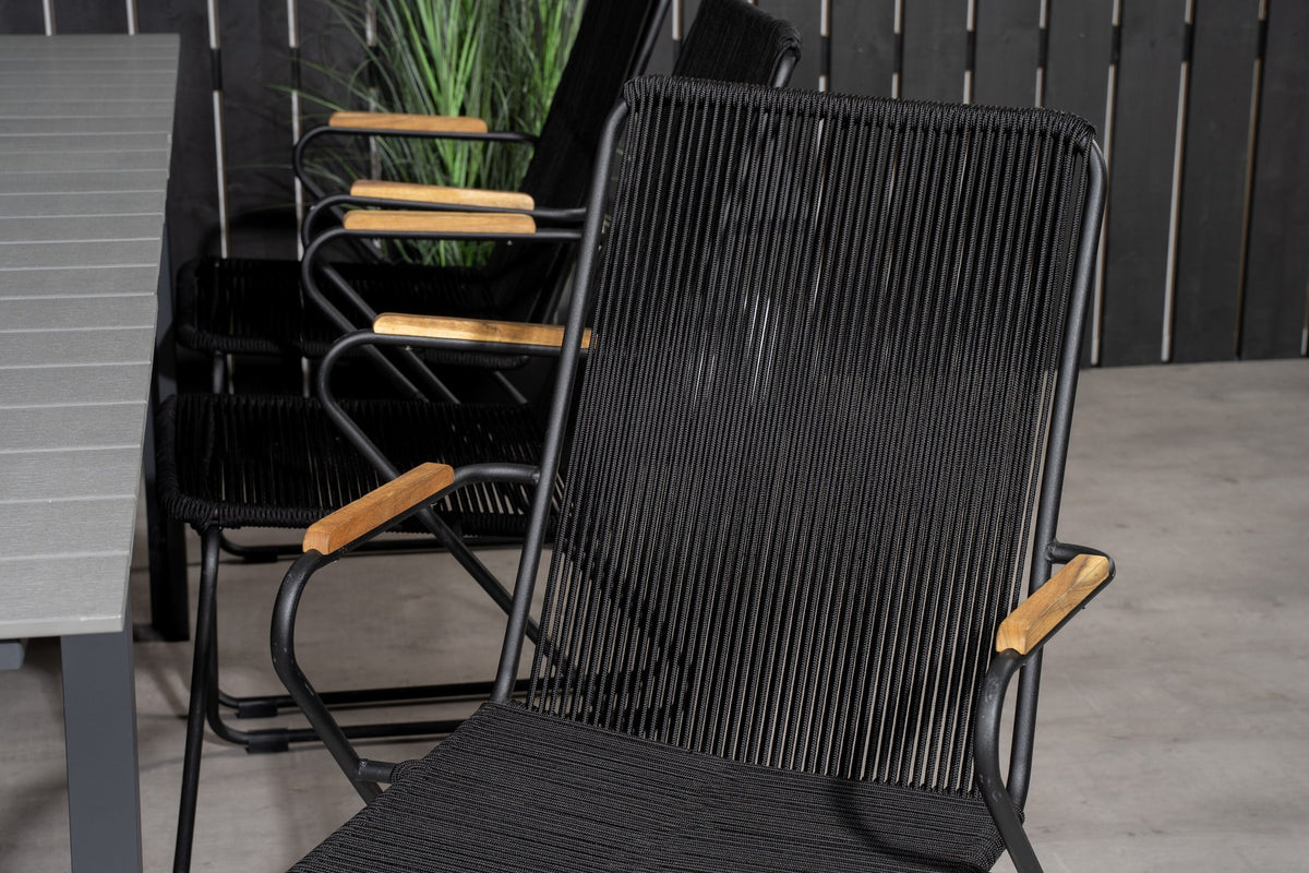 Schwarzer rechteckiger Gartentisch aus Aintwood und Aluminium mit grauer Tischplatte, dazu zwei schwarze Esszimmerstühle mit Pulverbeschichtung.