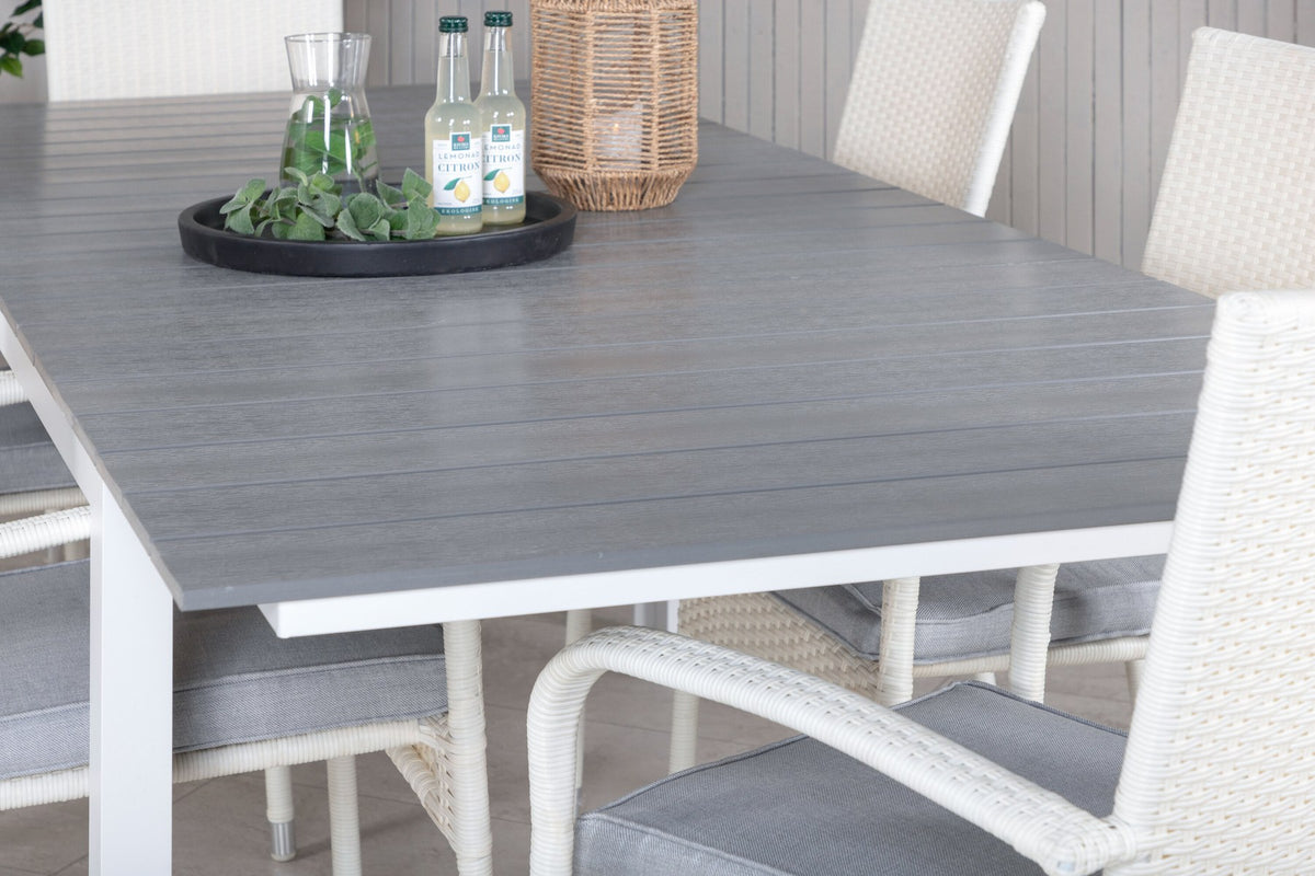 Weisser rechteckiger Gartentisch Levels mit grauer Aintwood-Tischplatte und zwei weisse Esszimmerstühle Anna aus Aintwood und Aluminium.