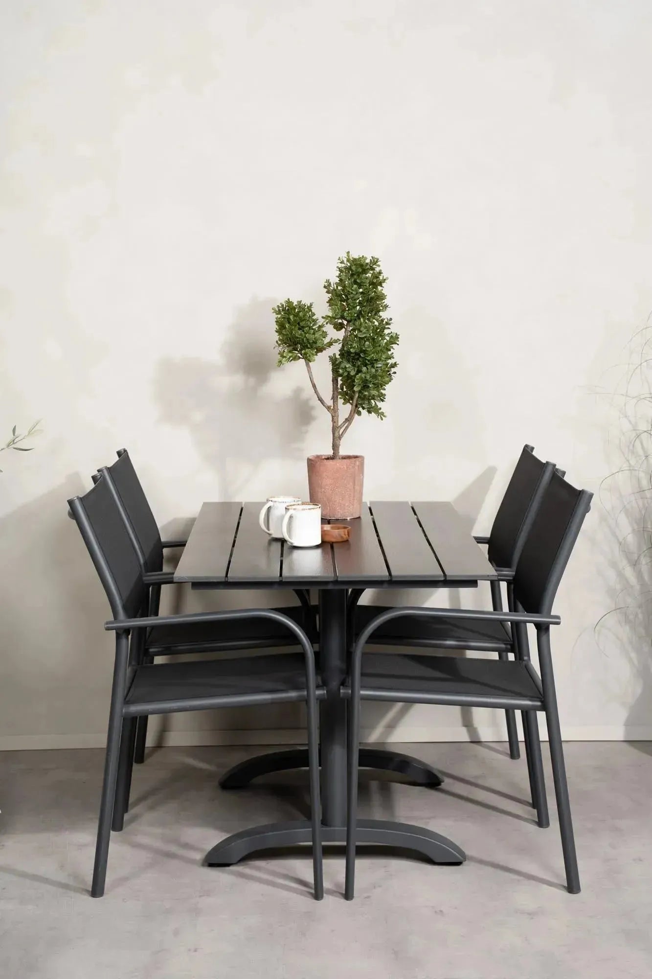Stilvolles Denver Outdoor-Tischset: 120cm Tisch & 4 Santorini-Stühle, wetterfest, ideal für Balkon & Garten.