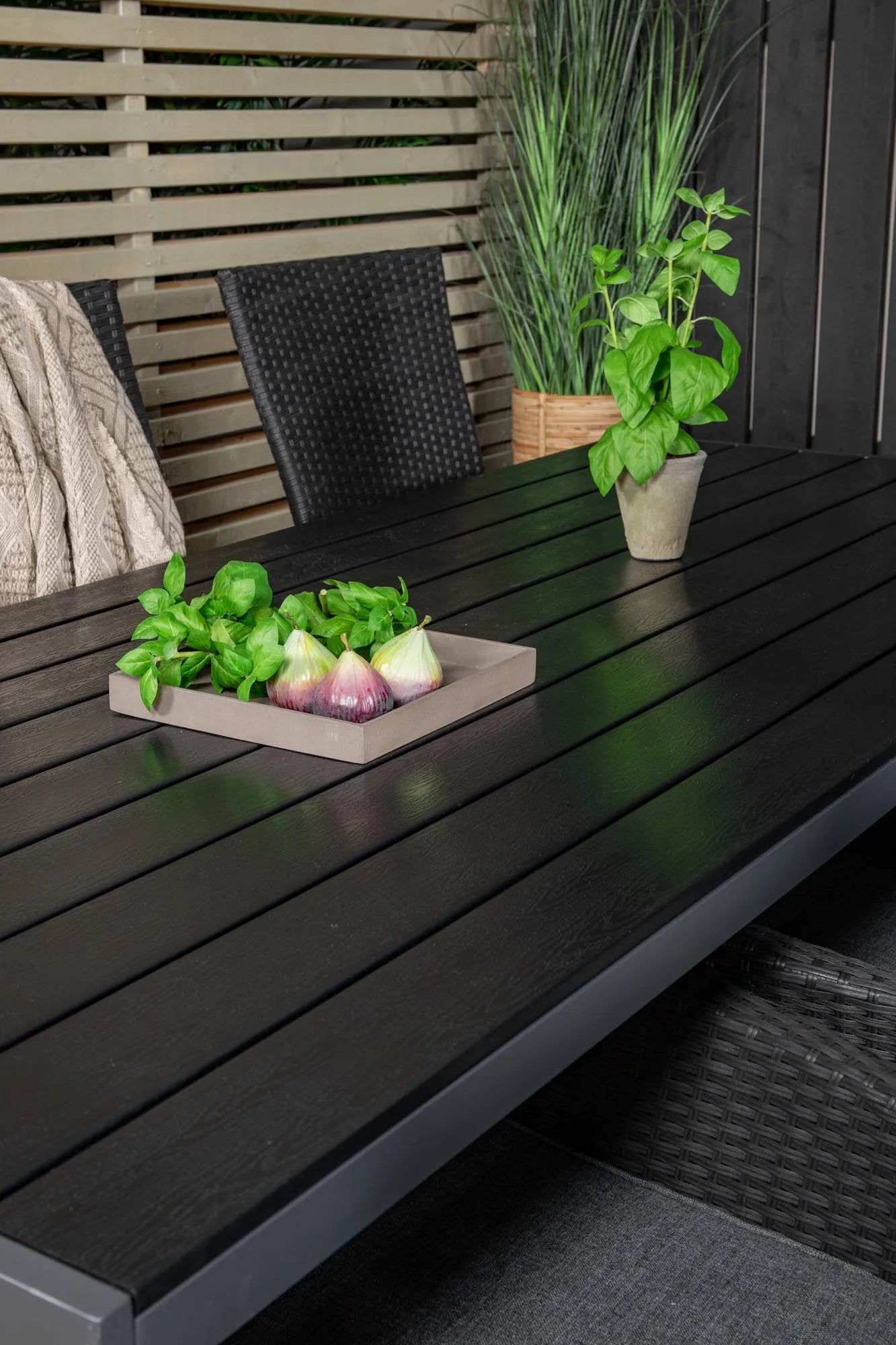 Robustes Venture Home Tischset für 6, perfekt für Gartenpartys.