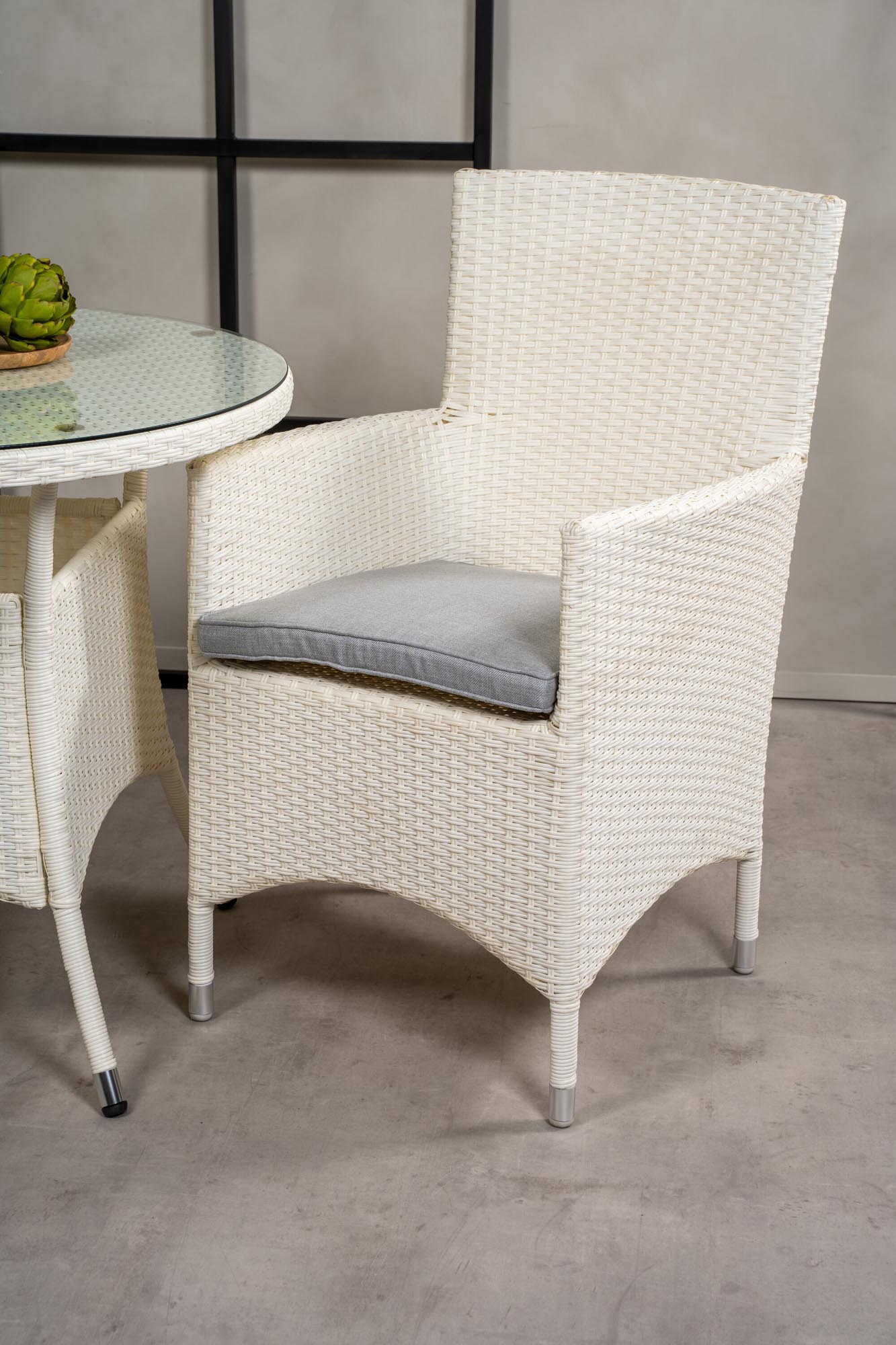 Volta Outdoor-Tischset + Malin ⌀90cm/2St. in Grau weiss präsentiert im Onlineshop von KAQTU Design AG. Gartentischset ist von Venture Home