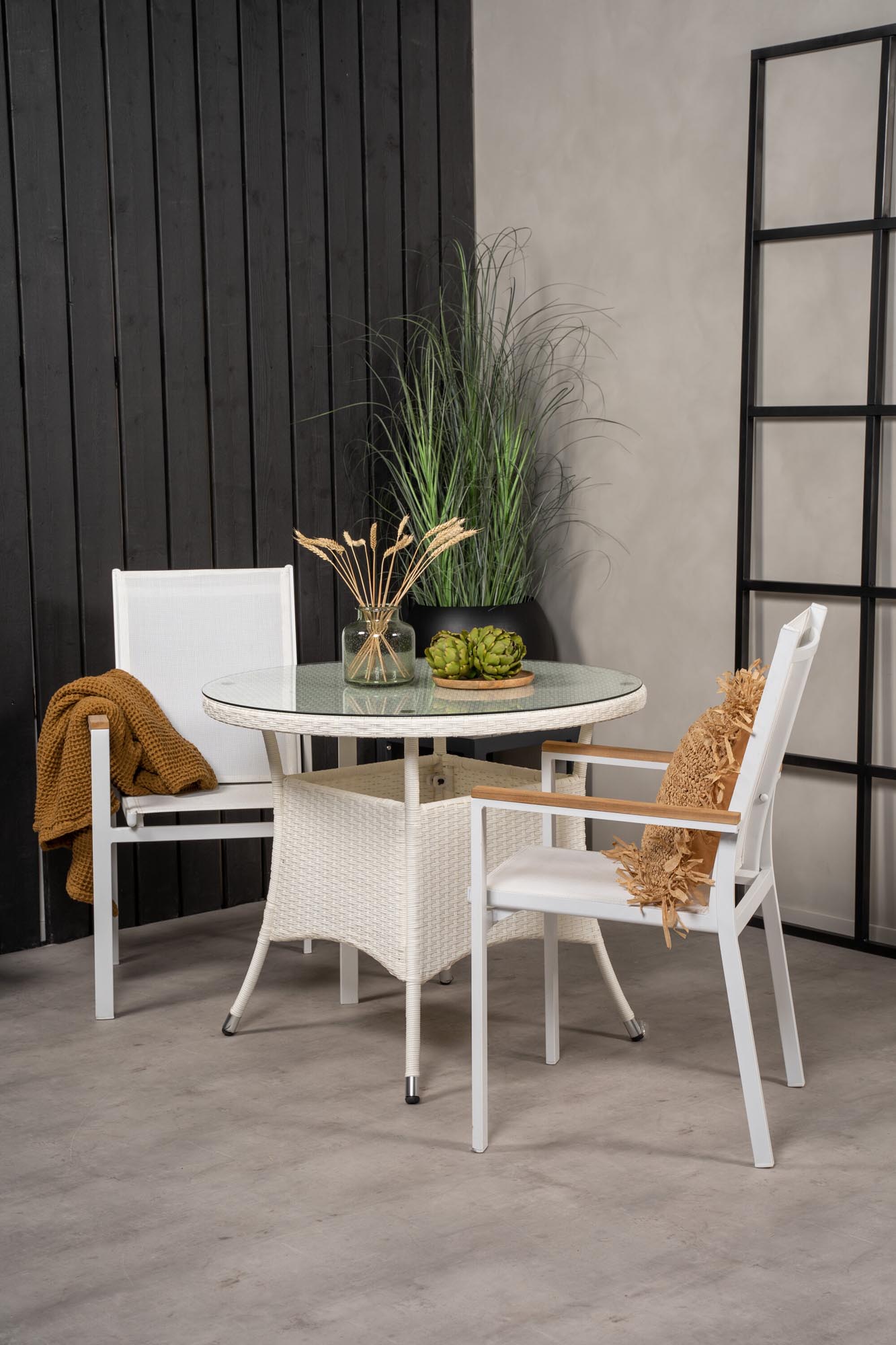 Volta Outdoor-Tischset + Texas ⌀90cm/2St. in Weiss präsentiert im Onlineshop von KAQTU Design AG. Gartentischset ist von Venture Home