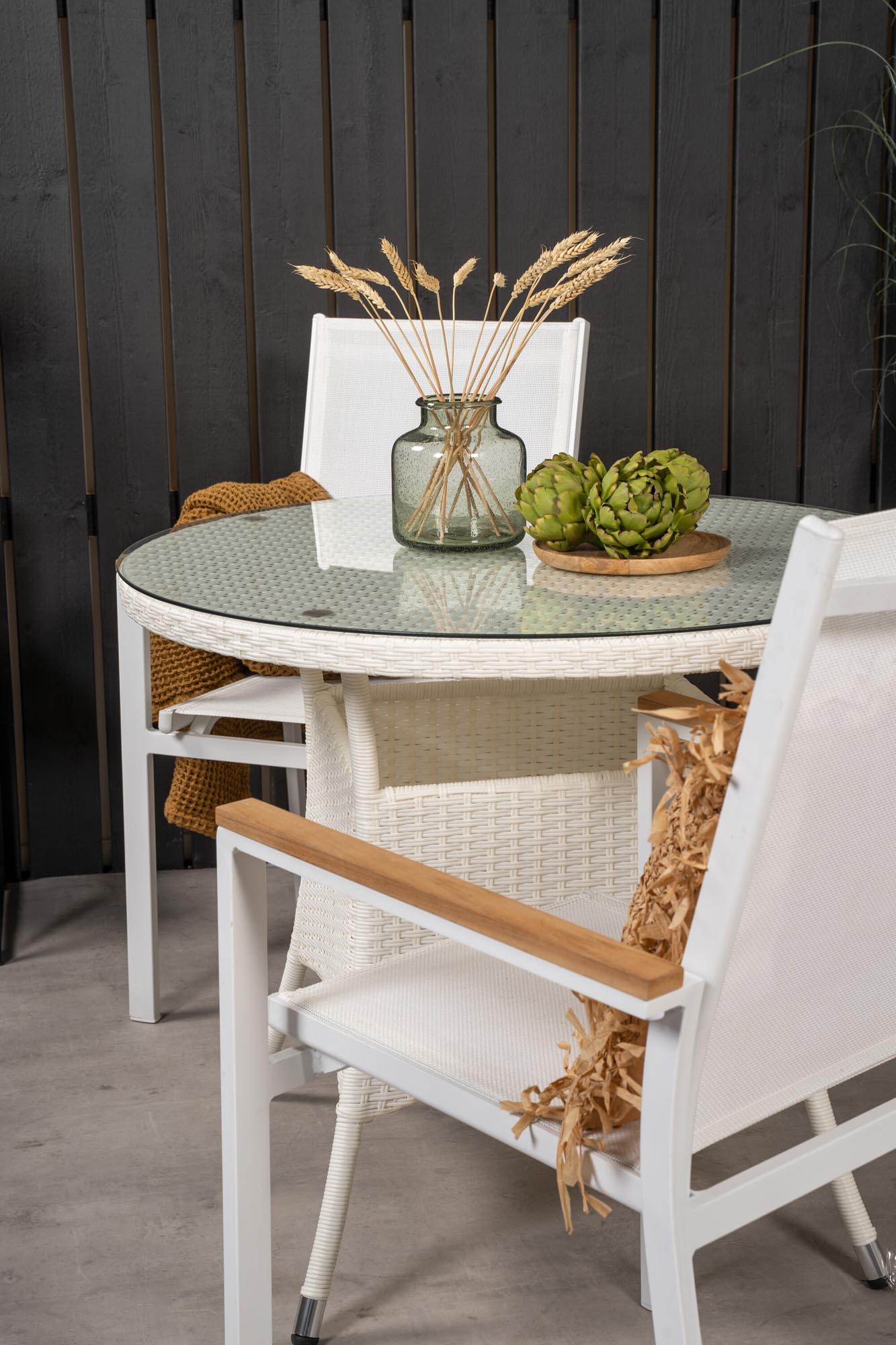 Volta Outdoor-Tischset + Texas ⌀90cm/2St. in Weiss präsentiert im Onlineshop von KAQTU Design AG. Gartentischset ist von Venture Home