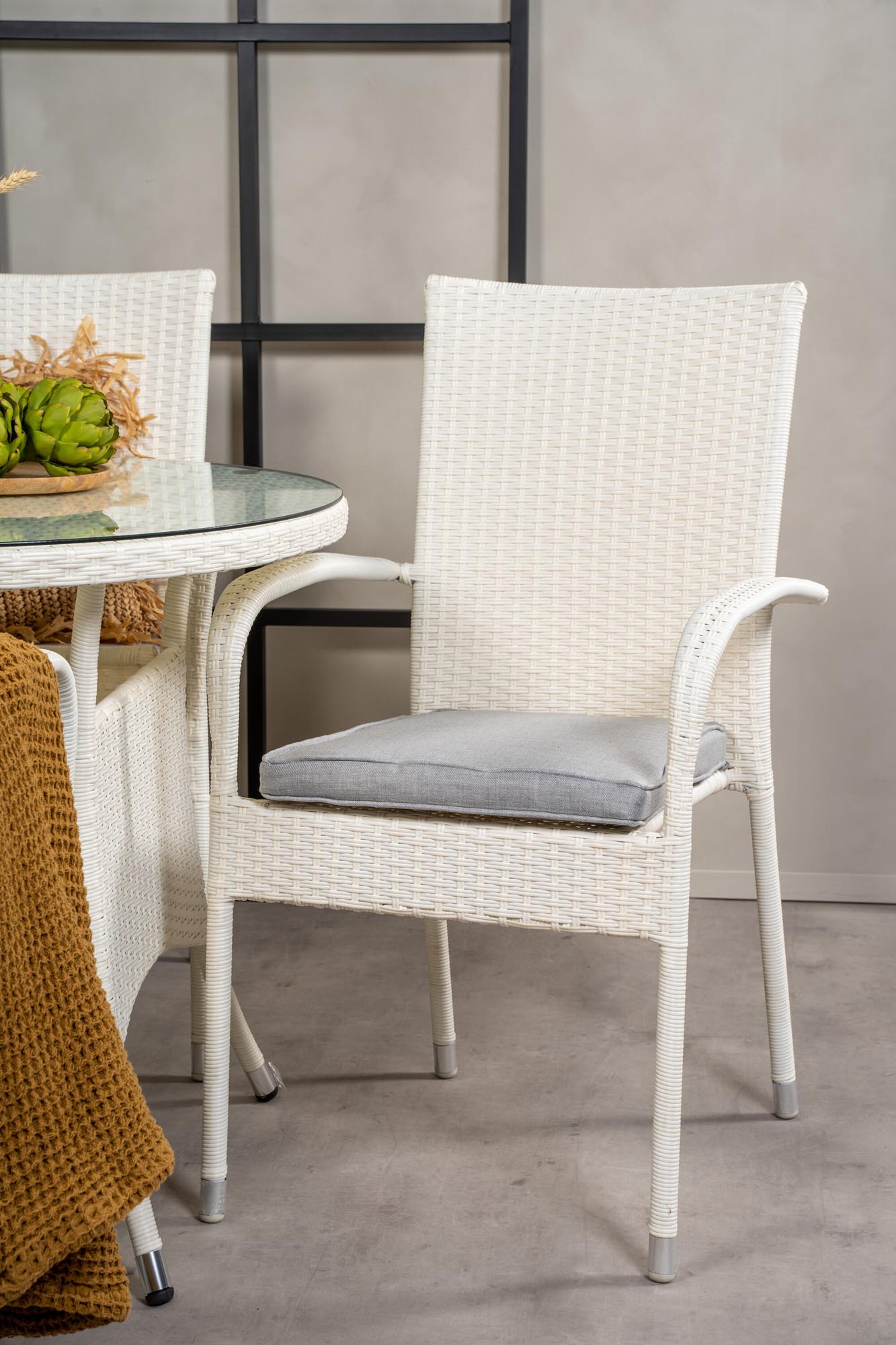 Volta Outdoor-Tischset + Anna ⌀90cm/4St. in Grau weiss präsentiert im Onlineshop von KAQTU Design AG. Gartentischset ist von Venture Home