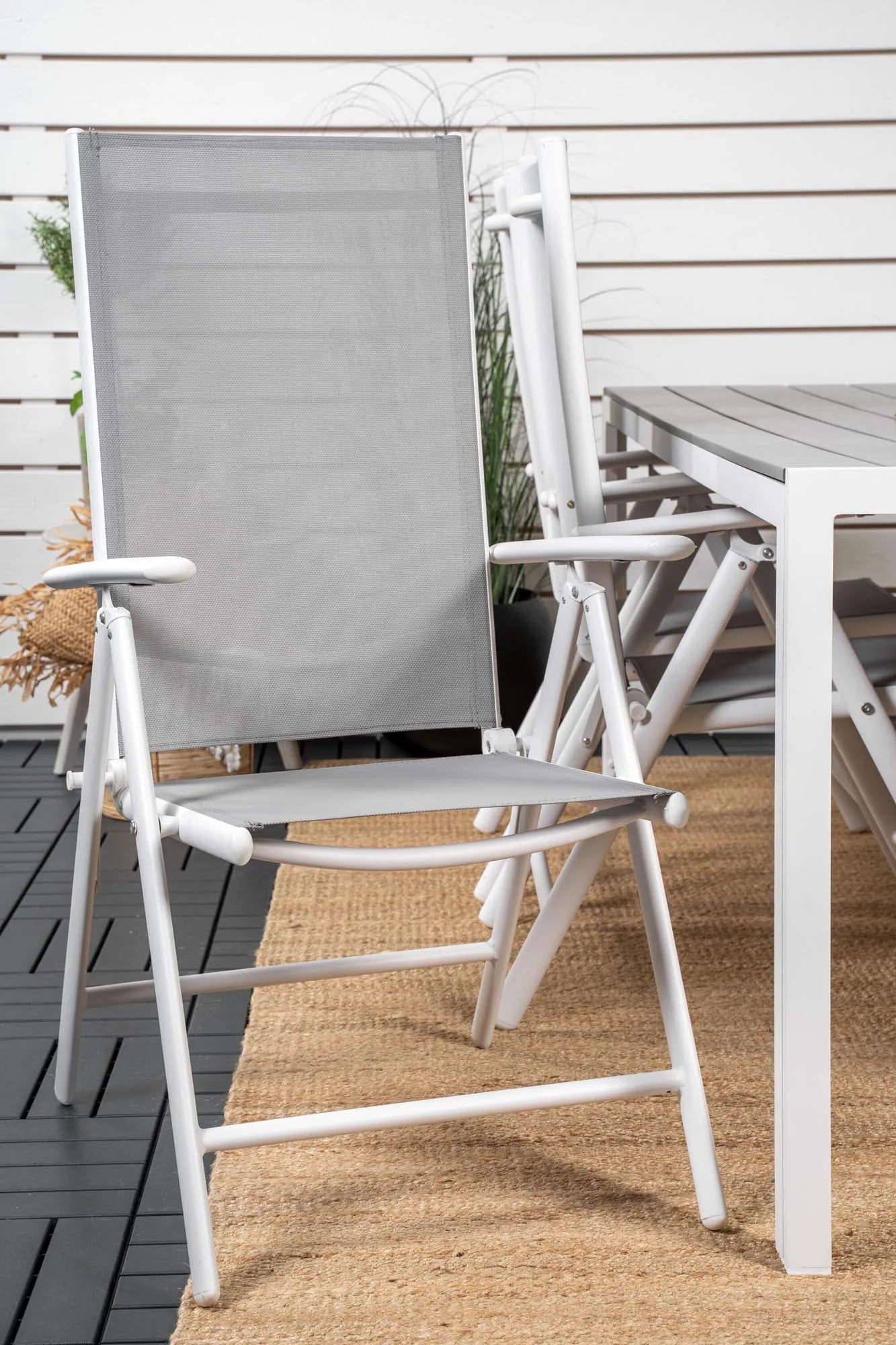 Elegantes 205cm Tischset für 6, perfekt für Garten und Terrasse.